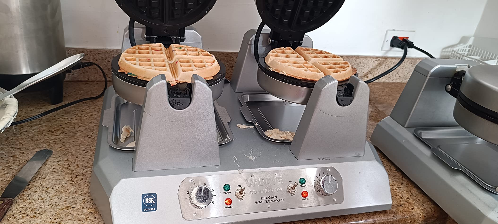 Waring WW250 50 Waffle/Hr Belgian Waffle Maker customer photo 1
