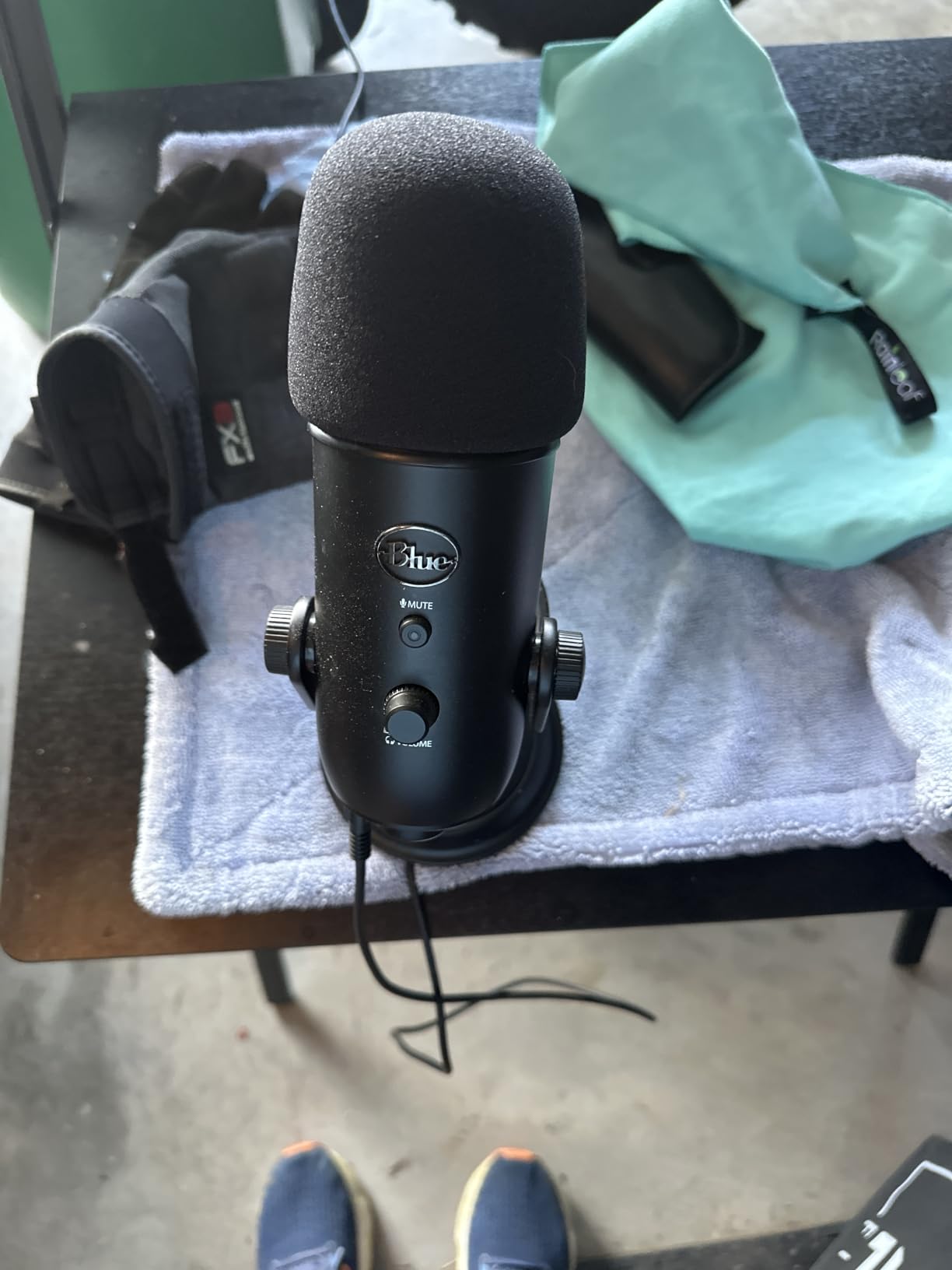 Logitech Creators Blue Yeti USB Microphone for PC, Mac, Gaming, Recording, Streaming, Podcasting, Studio and Computer Condenser Mic with Blue VO!CE effects, 4 Pickup Patterns, Plug and Play - Blackout customer photo 1