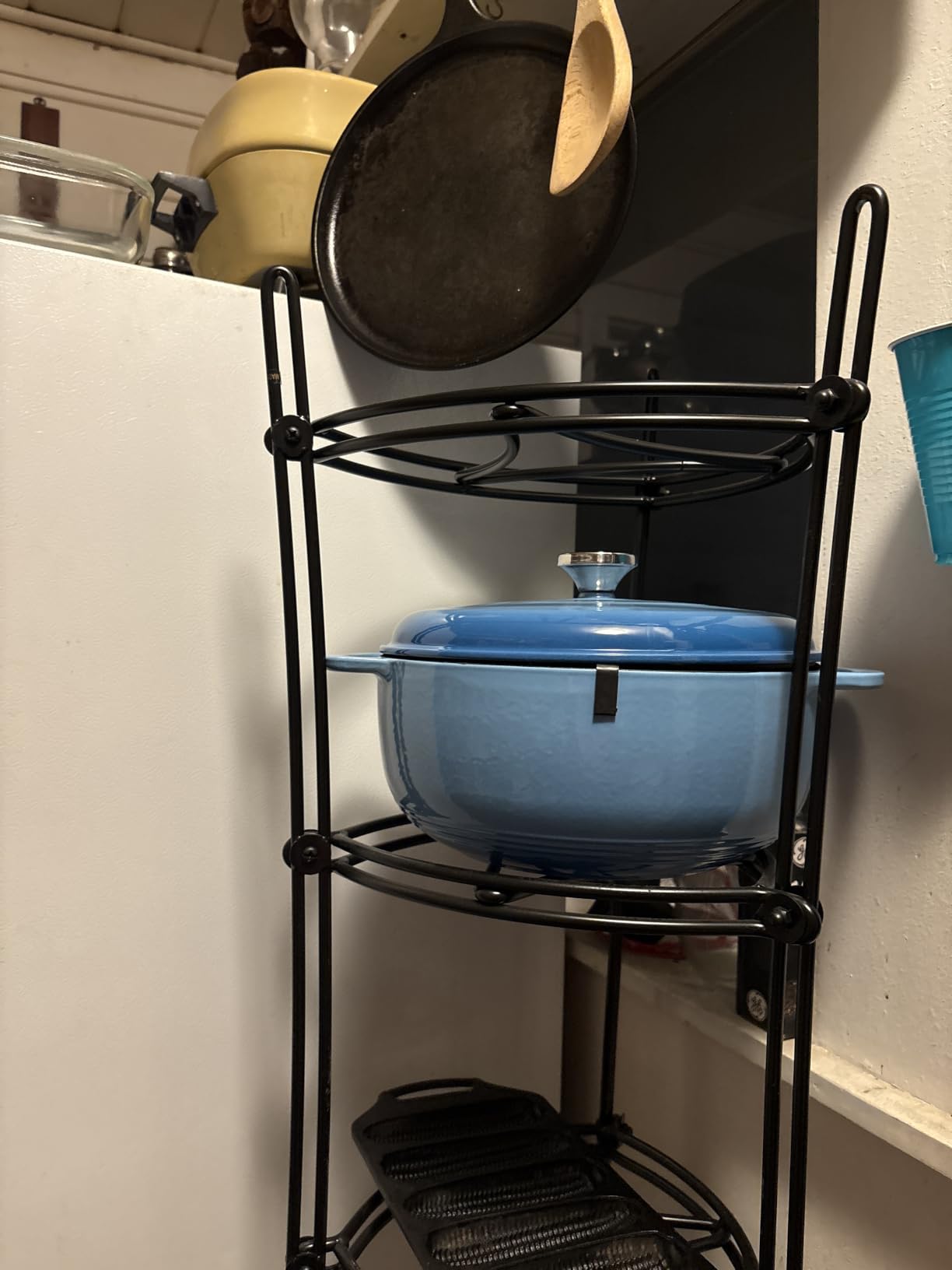 Lodge Essential Enamel Cast Iron Dutch Oven, 6 Quart, Oyster White customer photo 2