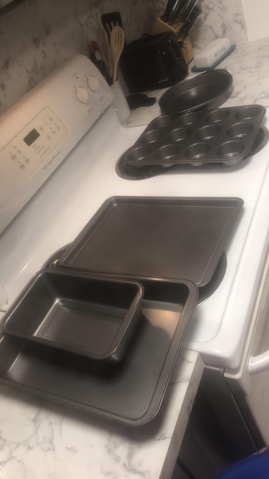 Amazon Basics 6 Piece Nonstick Carbon Steel Bakeware Set with Cake, Muffin, Cookie, and Loaf Pans, Easy Release, Oven Safe customer photo 1