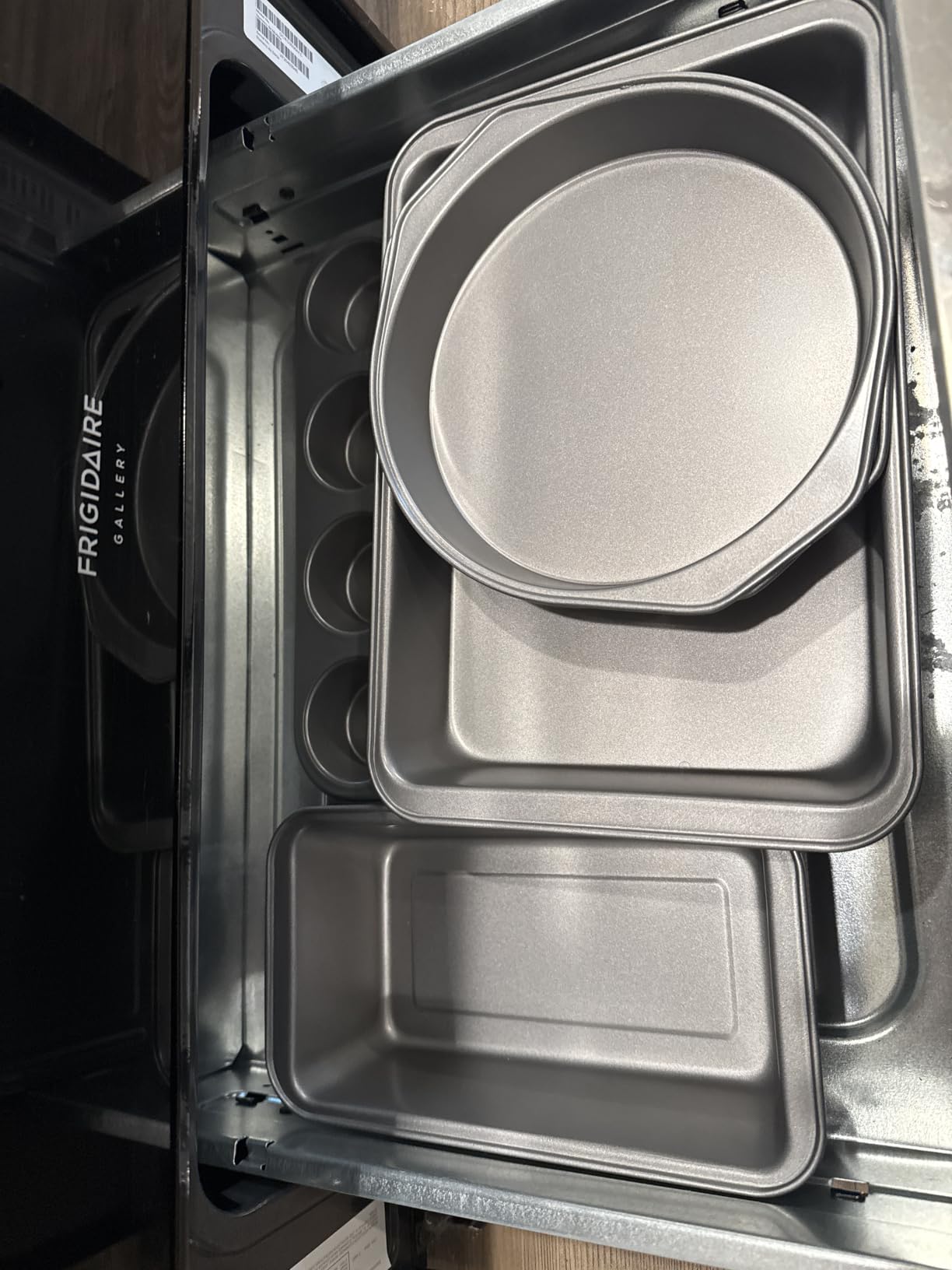 Amazon Basics 6 Piece Nonstick Carbon Steel Bakeware Set with Cake, Muffin, Cookie, and Loaf Pans, Easy Release, Oven Safe customer photo 2