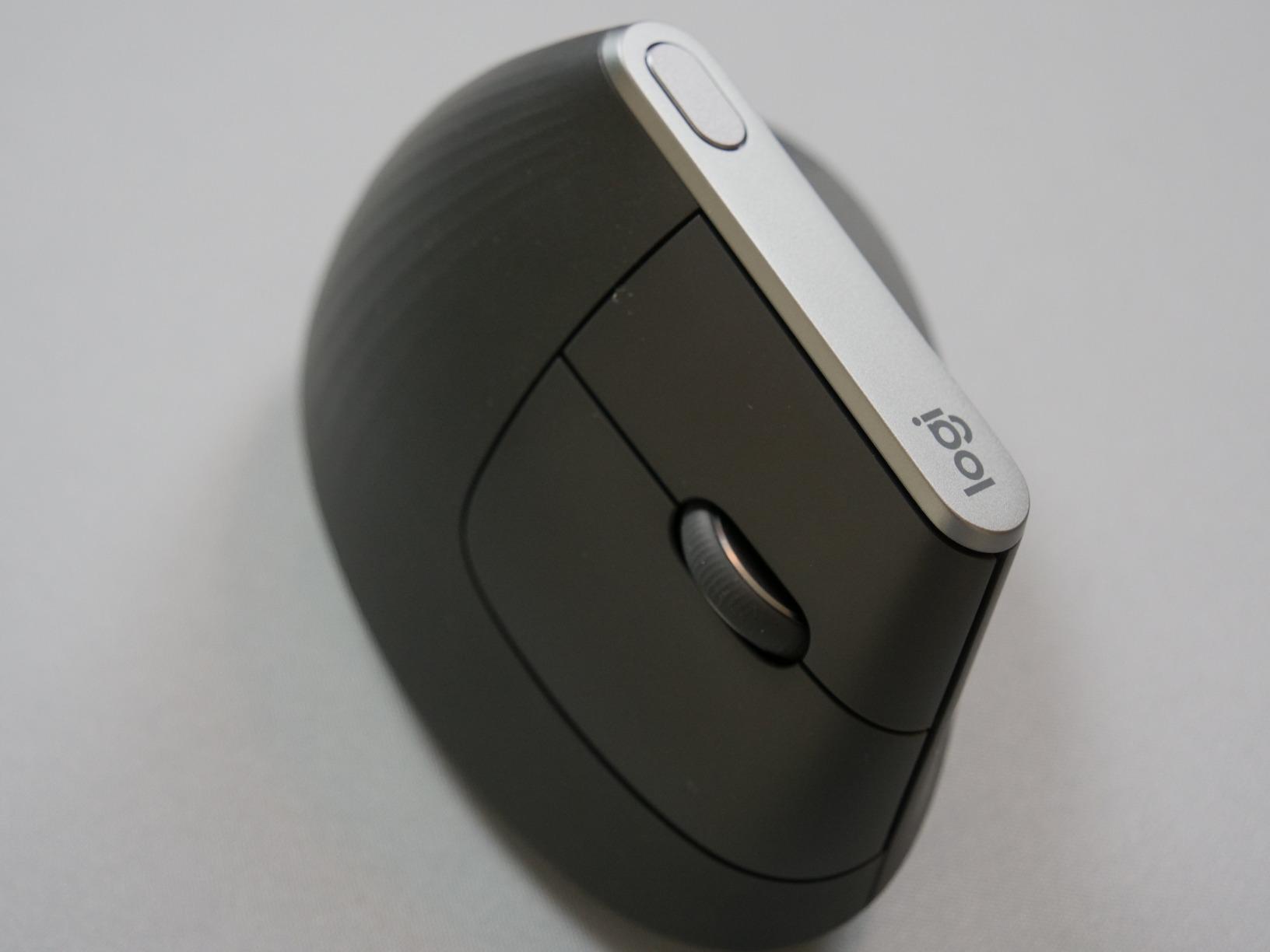 Logitech MX Vertical Wireless Mouse Ergonomic Design - Graphite customer photo 1