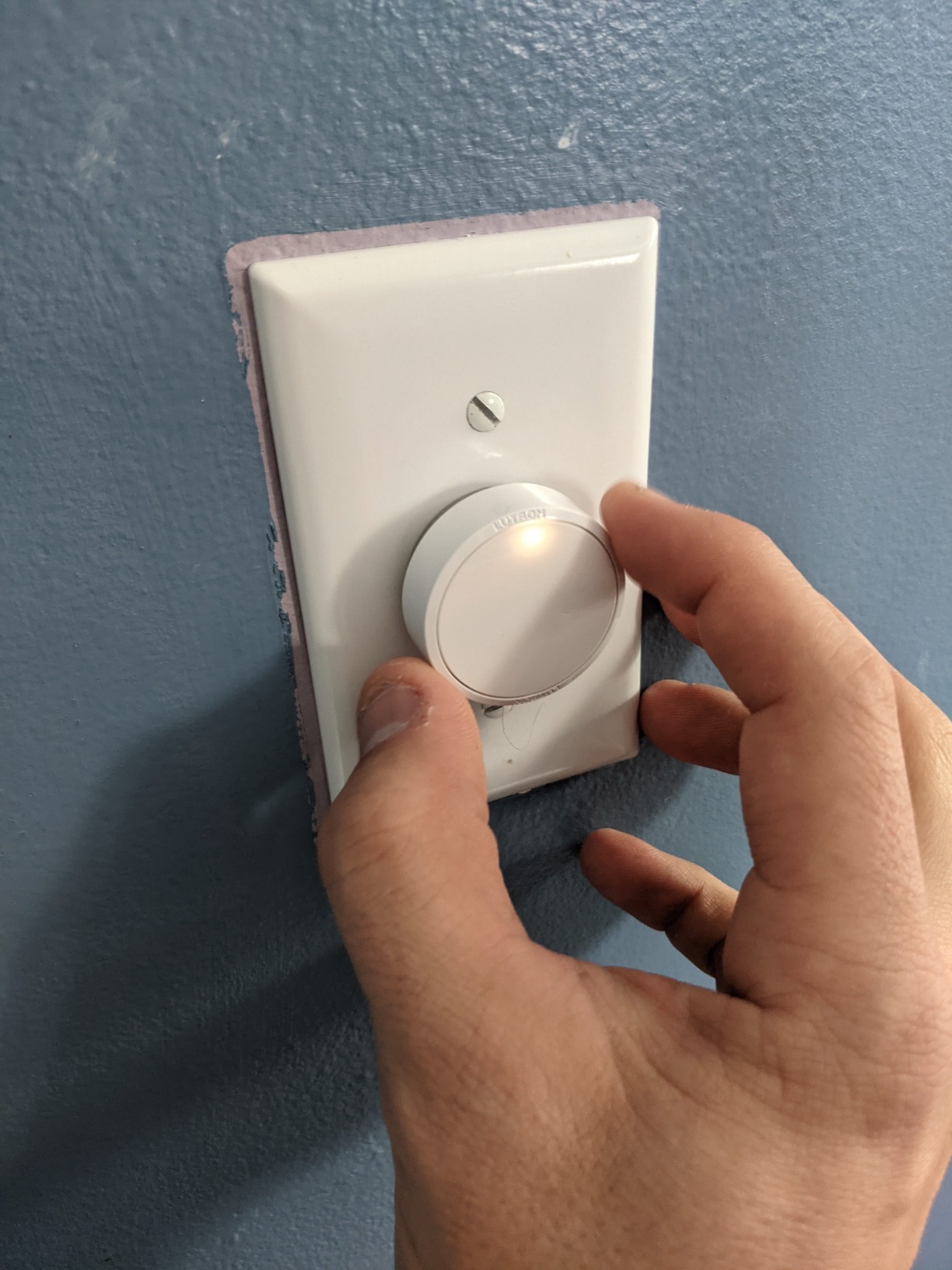 Lutron Aurora Smart Bulb Dimmer Switch, for Philips Hue Smart Bulbs, No app required, maintains connection with Philips Hue smart bulbs, even if Wi-Fi goes down, Z3-1BRL-WH-L0, White customer photo 2
