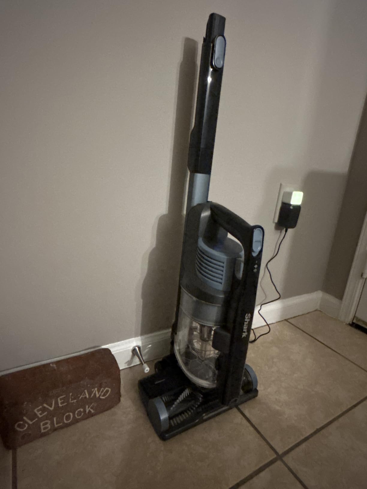 Shark Pet Cordless Stick Vacuum IX141, HyperVelocity Suction, XL Dust Cup, LED Headlights, 40-Min Runtime customer photo 1