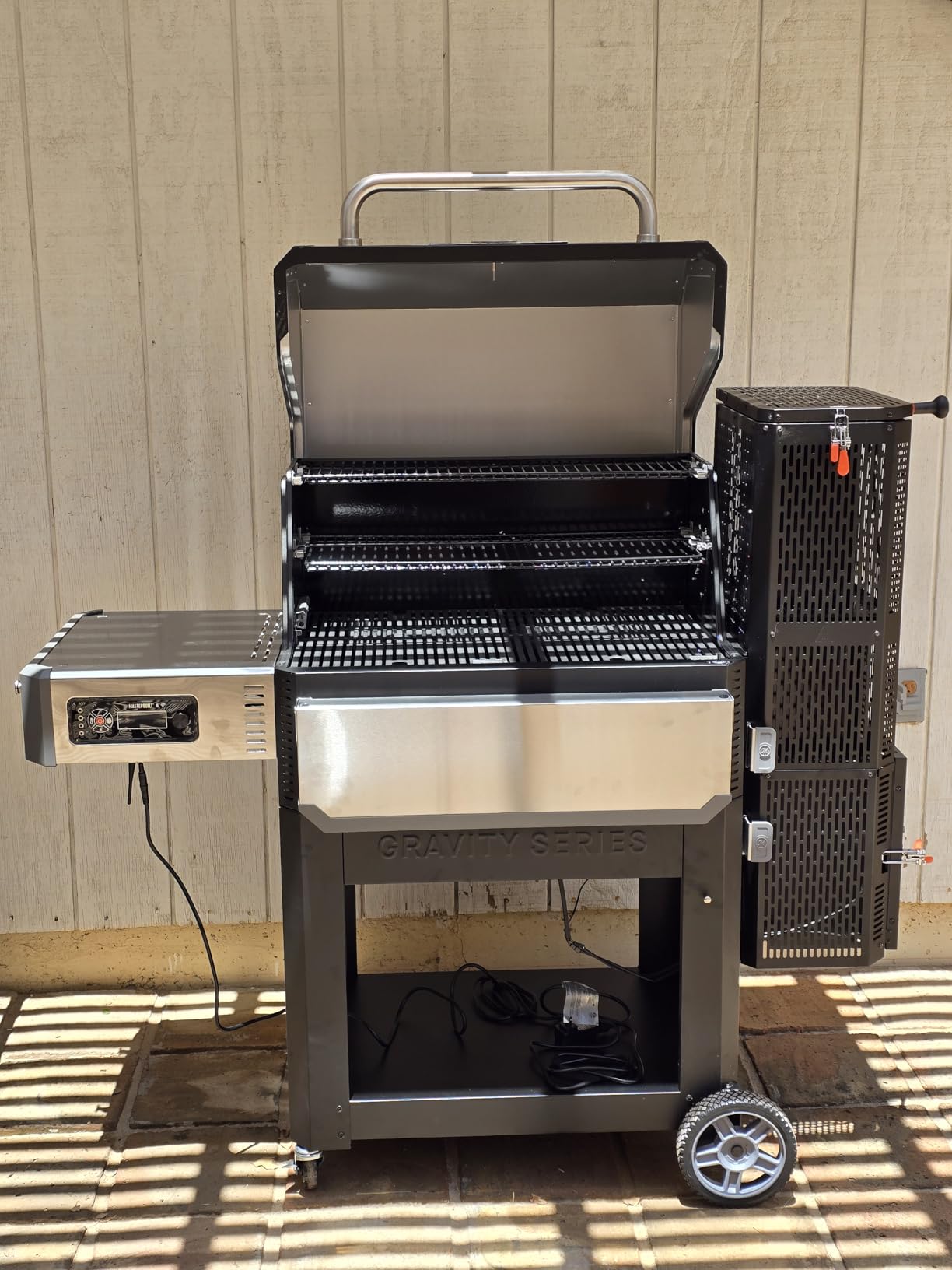 Masterbuilt® Gravity Series® 1050 Smoker Grill - Digital Charcoal Combo Grill with Free App, 1,050 Cooking Square Inches in Black, Model MB20041220 customer photo 1