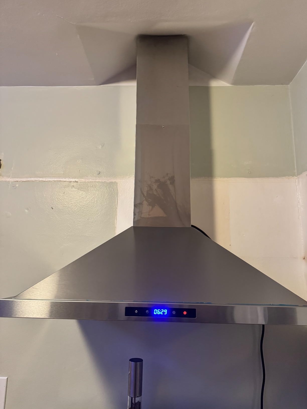 Wall Mount Range Hood 30 inch Kitchen Hood 700 CFM with Ducted/Ductless Convertible Duct, Touch Control, Permanent Filters, Stainless Steel, 3 Speed Exhaust Fan, LED Light customer photo 1