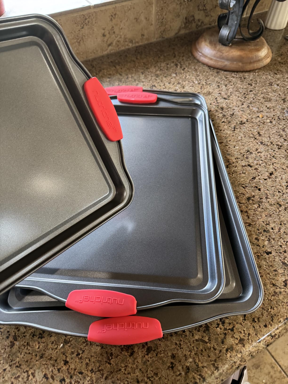 NutriChef 3-Piece Nonstick Cookie Sheets - Carbon Steel Baking Sheet Set with Non Stick Coating & Red Silicone Handles - Oven Pans for Family Baking customer photo 1
