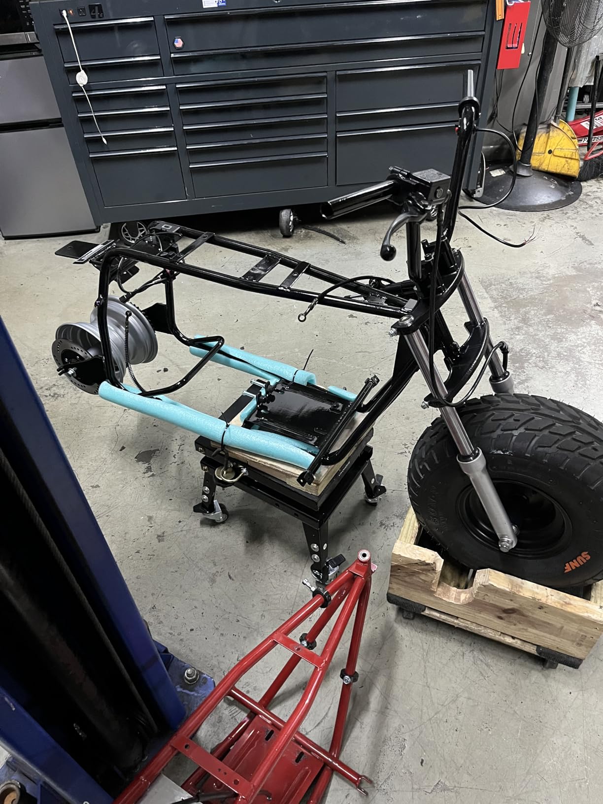 VIVOHOME 350 Lbs Heavy Duty Hydraulic Motorcycle Lift Jack | ATV Dirt Bike Foot Operated Scissor Stand Table with 4 Wheels and Removable Stopper, Red customer photo 2