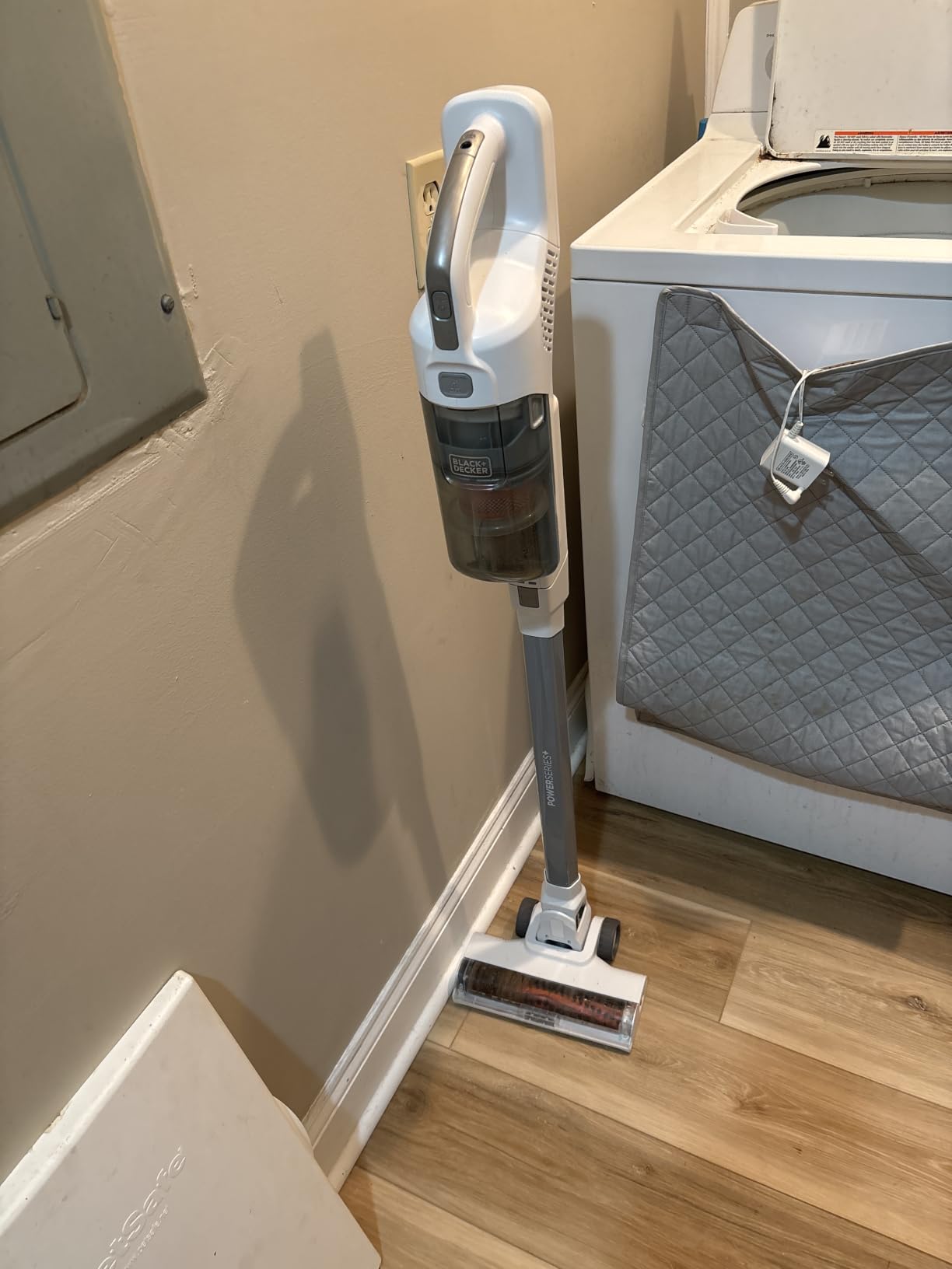 BLACK+DECKER POWERSERIES+ 20V MAX Cordless Stick Vacuum Cleaner with LED Floor Lights, Bagless, Lightweight, Cordless Vacuum Cleaners for Home, Up to 44 Minutes, Powerful Suction, Gray (BHFEA520J) customer photo 1