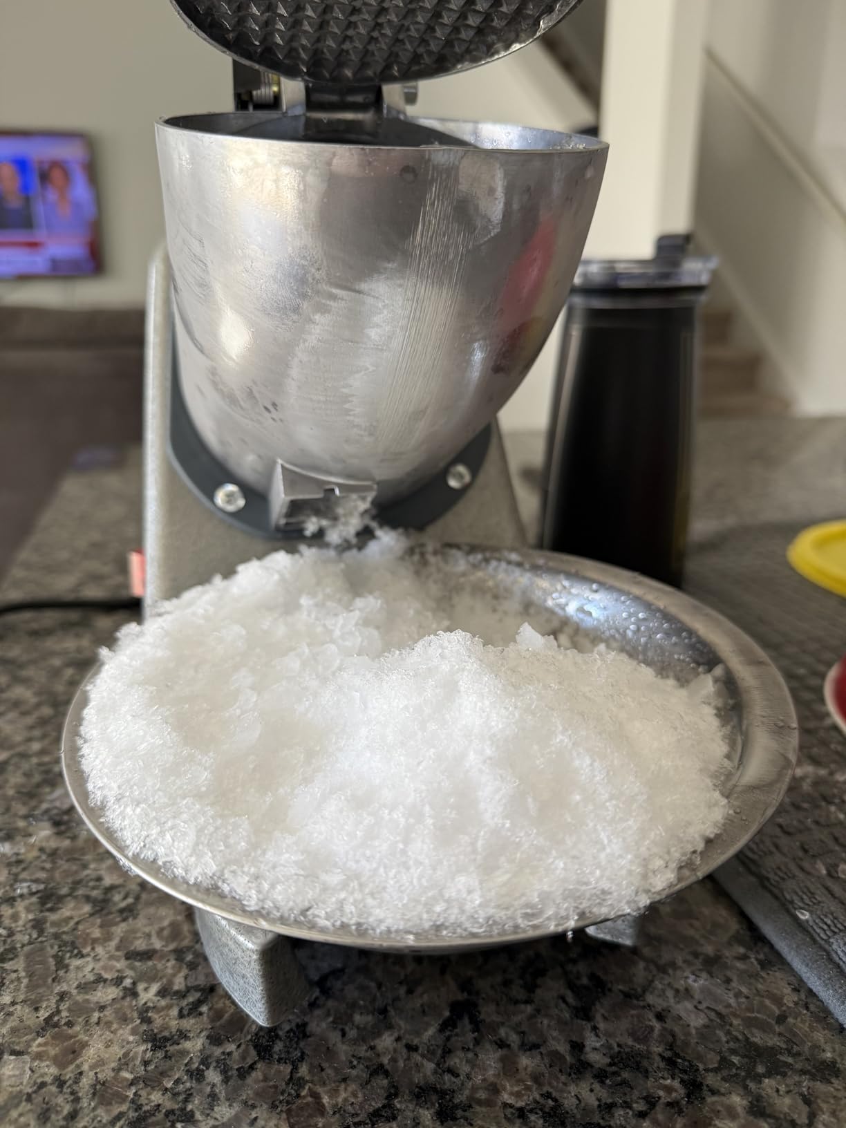 Reespring Snow Cone Machine Shaved Ice Machine Ice Crusher with 4 Blades Kitchen Electric for Shaved Ice and Snow Cone (300W 2000r/min) Comes with a Free Ice Pick, Ice Cube Tray, 6 Syrup dispensers customer photo 2