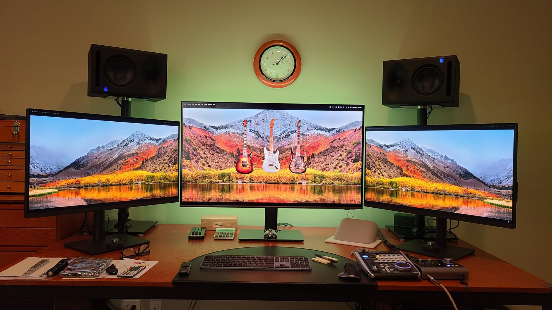 BenQ PD3205U Mac-Ready Monitor 32 inch 4K UHD 99% Rec.709 and sRGB IPS DeltaE 3 ICC Sync AQCOLOR Uniformity USB-C 90W USB Hub customer photo 1