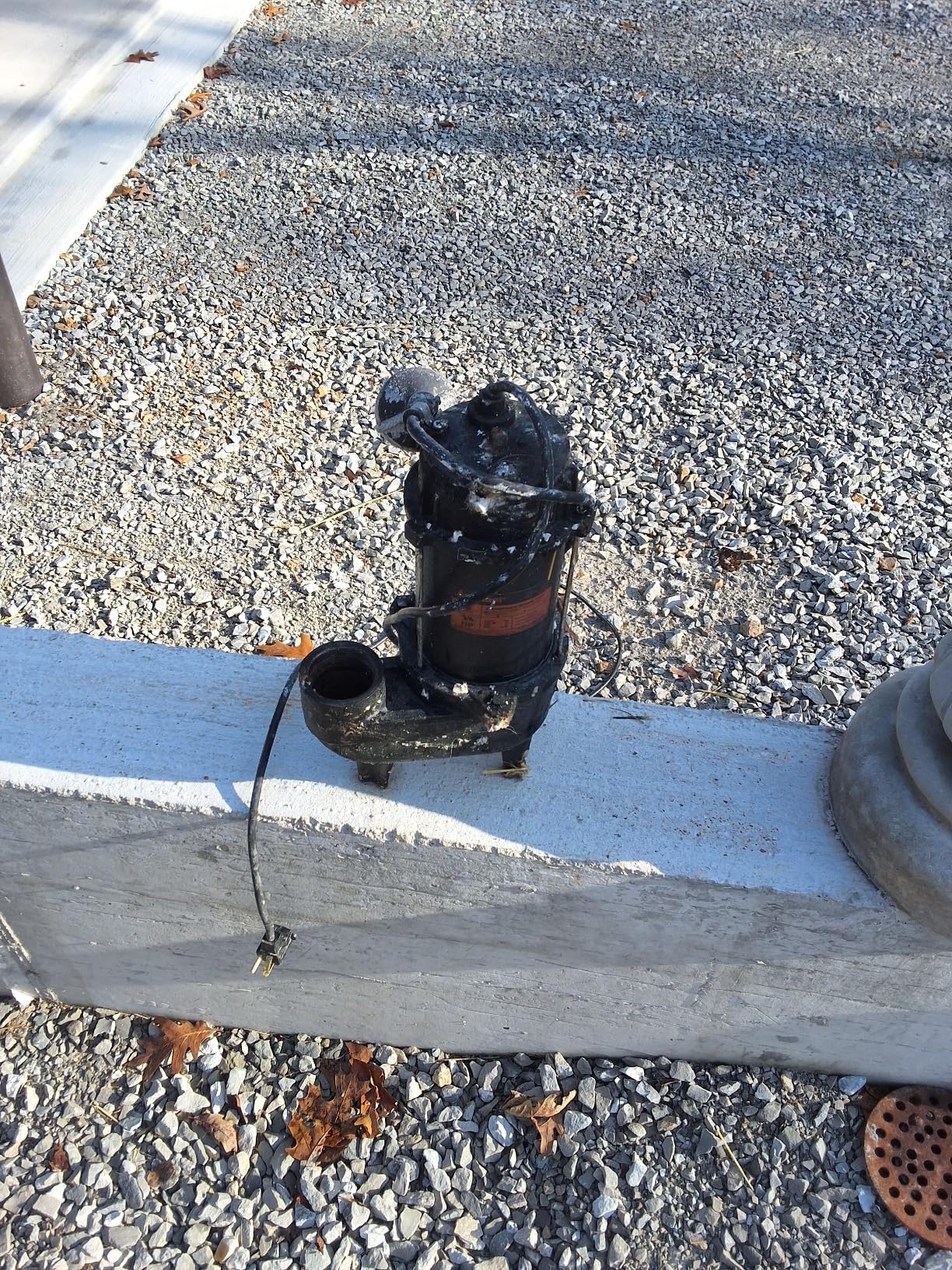 Acquaer 1/2HP Submersible Sewage/Effluent Pump, 6000 GPH, Cast Iron, Automatic Tethered Float Switch, 115V Sump Pump for Sump Basin, Residential Sewage, Basement, 2'' NPT Discharge customer photo 2