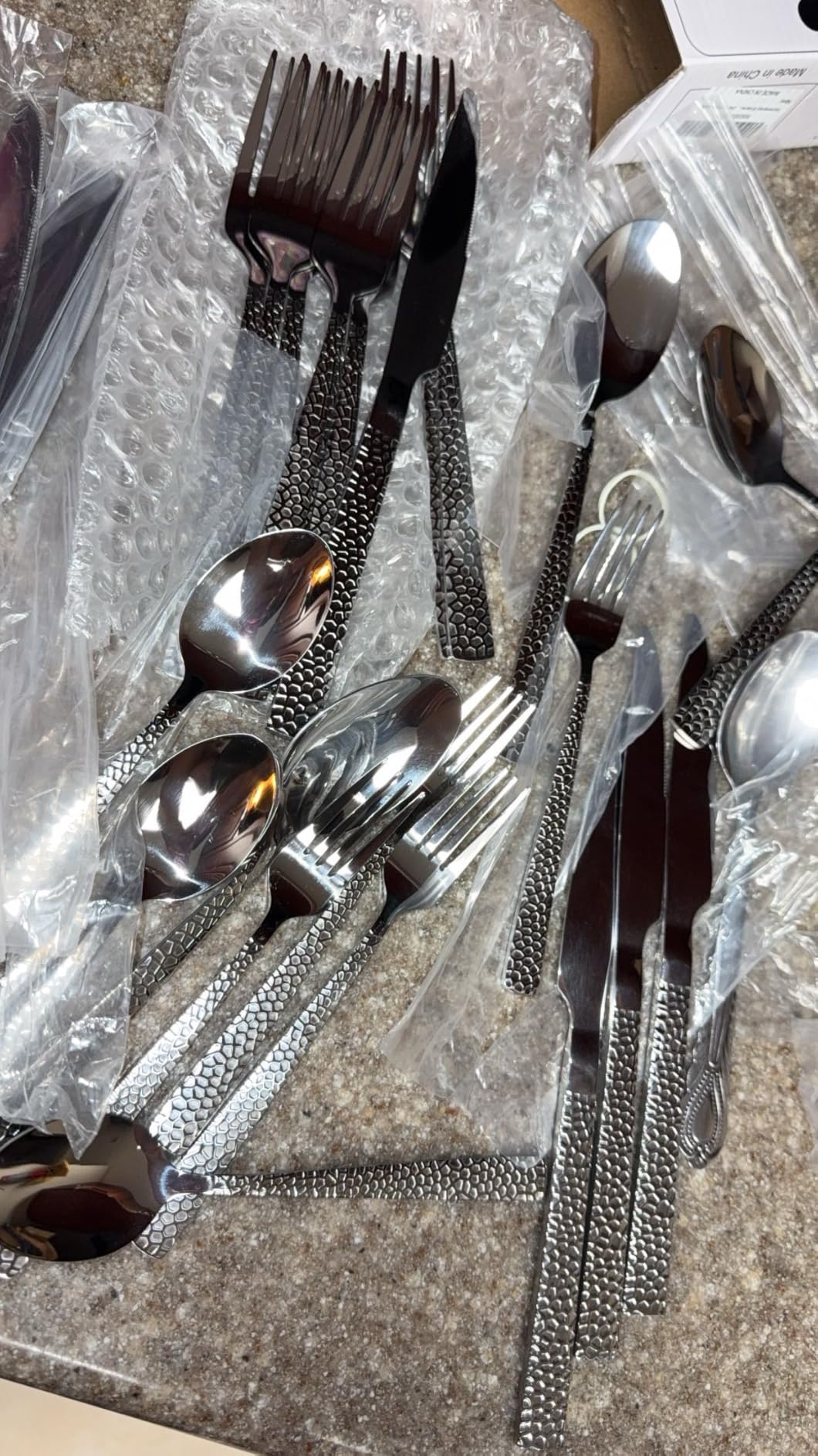 Hammered Silverware Set, 40-Piece Stainless Steel Square Flatware Set for 8, Food-Grade Tableware Cutlery Set, Utensil Sets for Home Restaurant, Mirror Finish, Dishwasher Safe customer photo 1