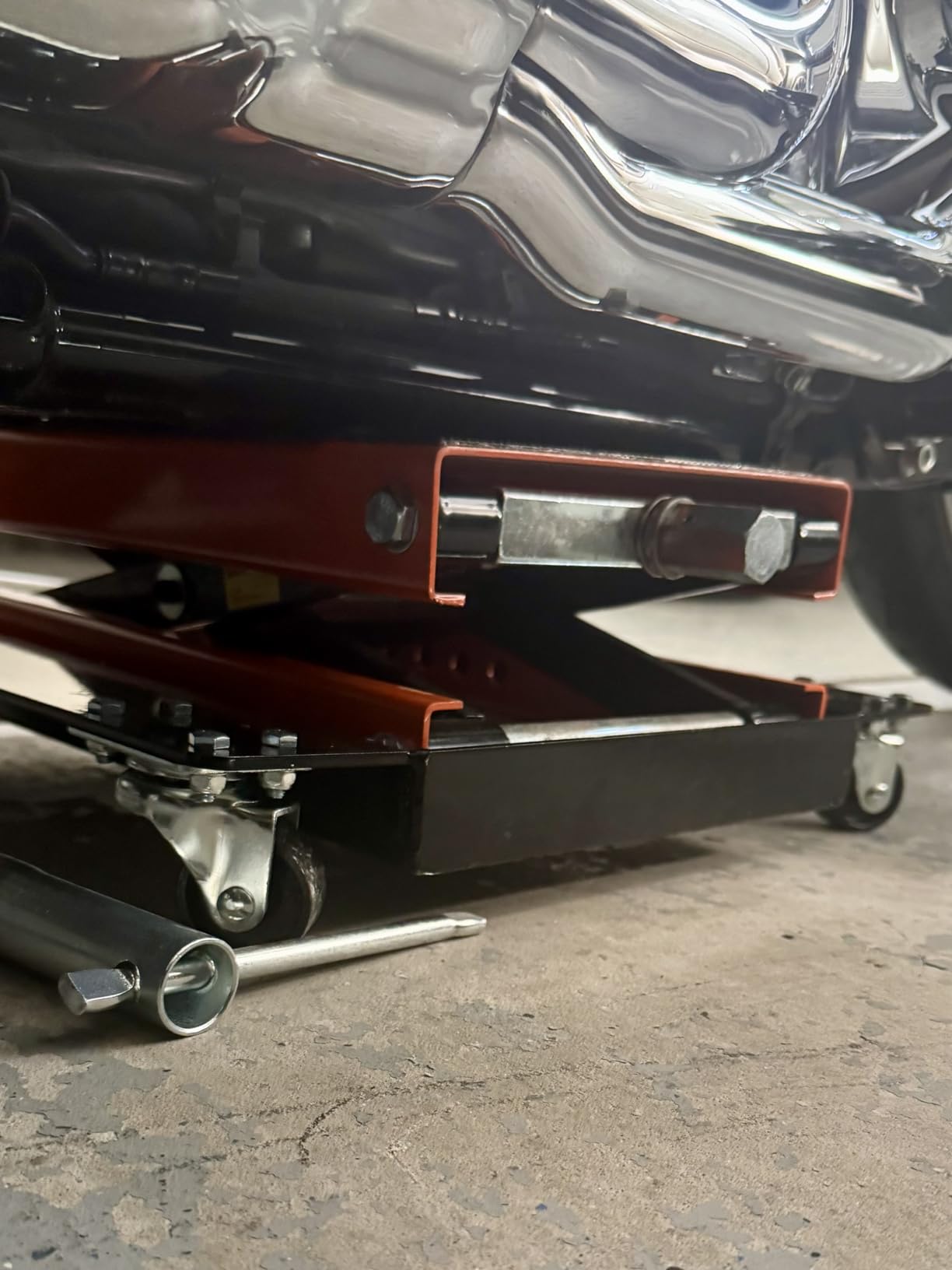 VEVOR Motorcycle Lift 1100lbs ATV Scissor Lift Jack with Dolly & Hand Crank | Garage Repair Center Hoist Crank Stand with Wide Deck and Tool Tray for Street Bikes, Cruiser Bikes, Touring Motorcycles customer photo 2