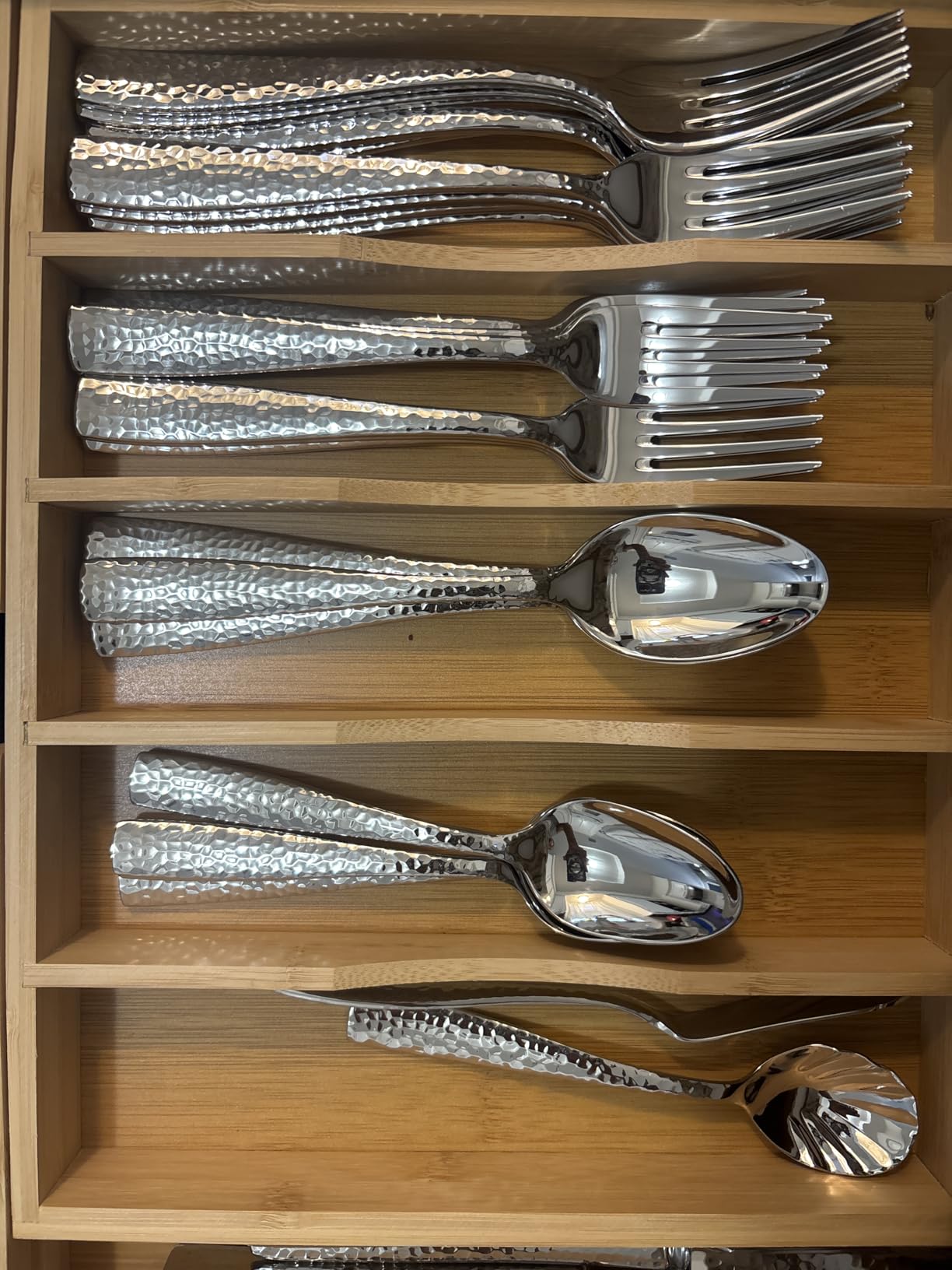 KEAWELL Premium Louis Hammered 65-Piece Silverware Set | 18/10 Stainless Steel Fine Flatware Set; Squared-Edge Design; Service for 12; Brilliant Mirror Finish; Dishwasher Safe customer photo 1