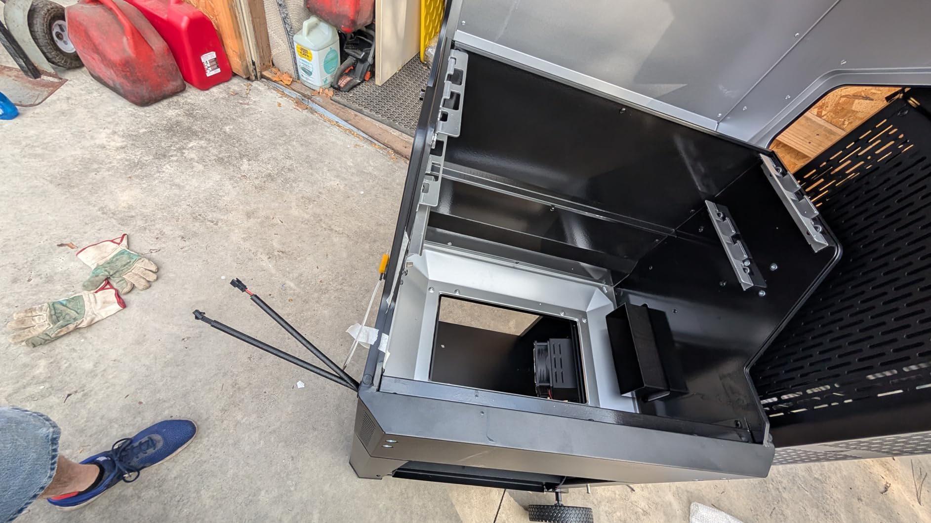 Masterbuilt® Gravity Series® 600 Smoker Grill - Digital Charcoal Grill,WiFi Technology, GravityFed™ Charcoal Hopper, 600 Cooking Sq. Inches, Black, Model MB20041023 customer photo 1