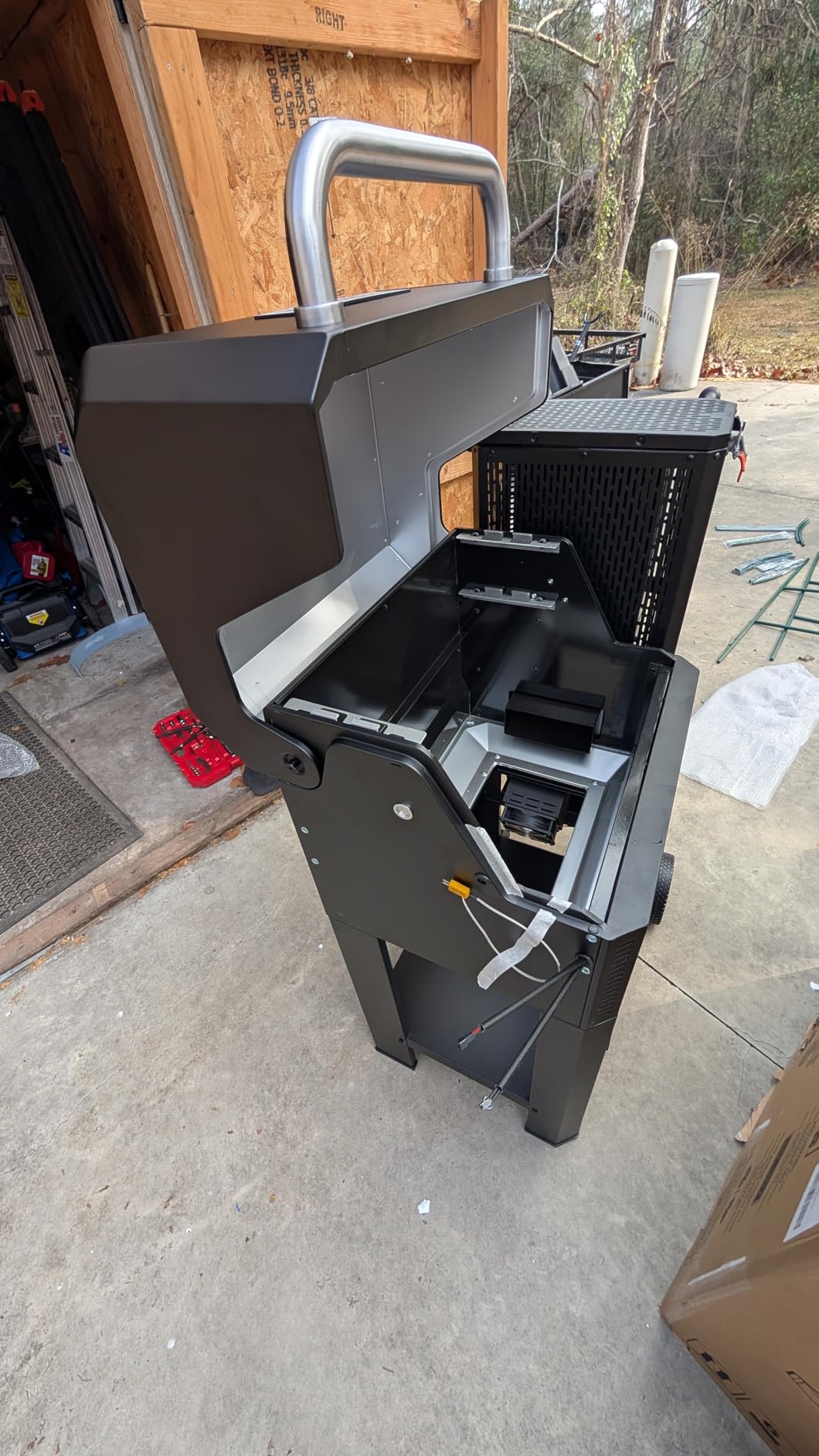 Masterbuilt® Gravity Series® 600 Smoker Grill - Digital Charcoal Grill,WiFi Technology, GravityFed™ Charcoal Hopper, 600 Cooking Sq. Inches, Black, Model MB20041023 customer photo 2