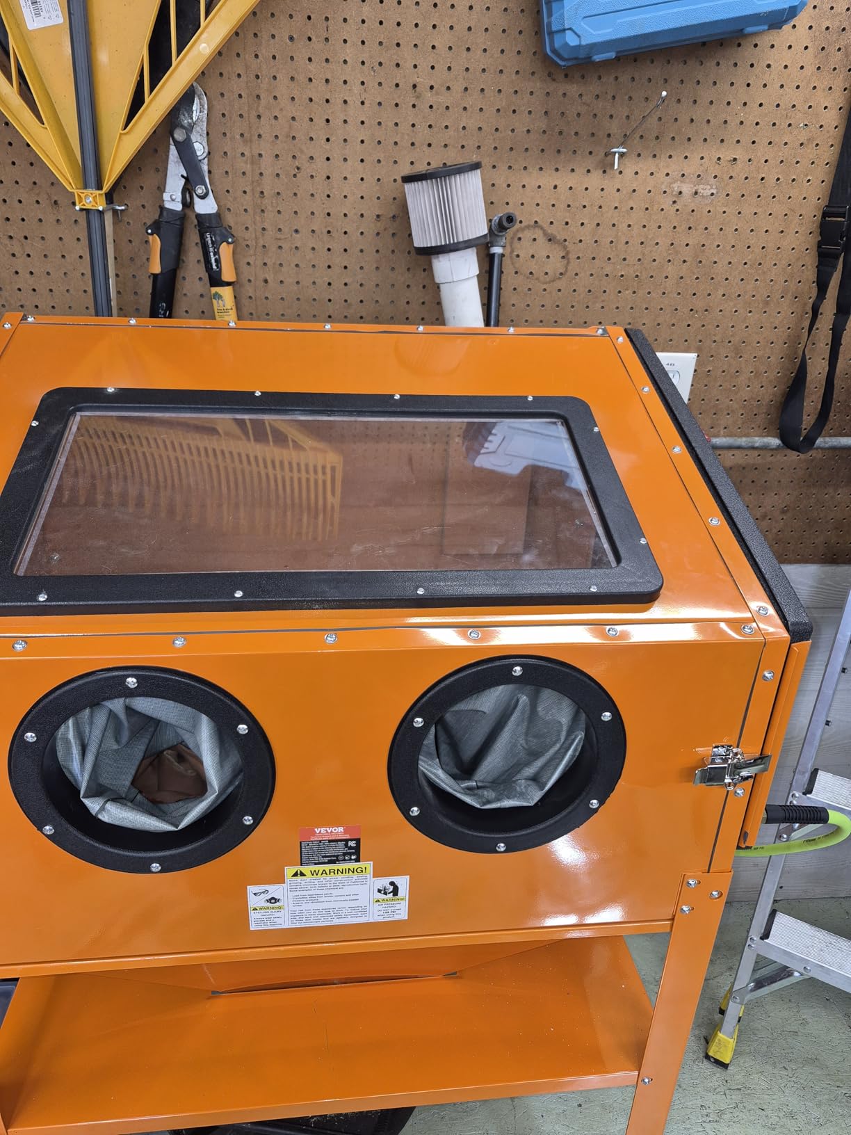 90 Gallon Sandblasting Cabinet with 1.8 Gallon Dust Collection System, 40-120PSI Sand Blasting Cabinet with Stand, Heavy Duty Sand Blaster with Blasting Gun & 4 Nozzles for Paint, Rust Removal customer photo 1