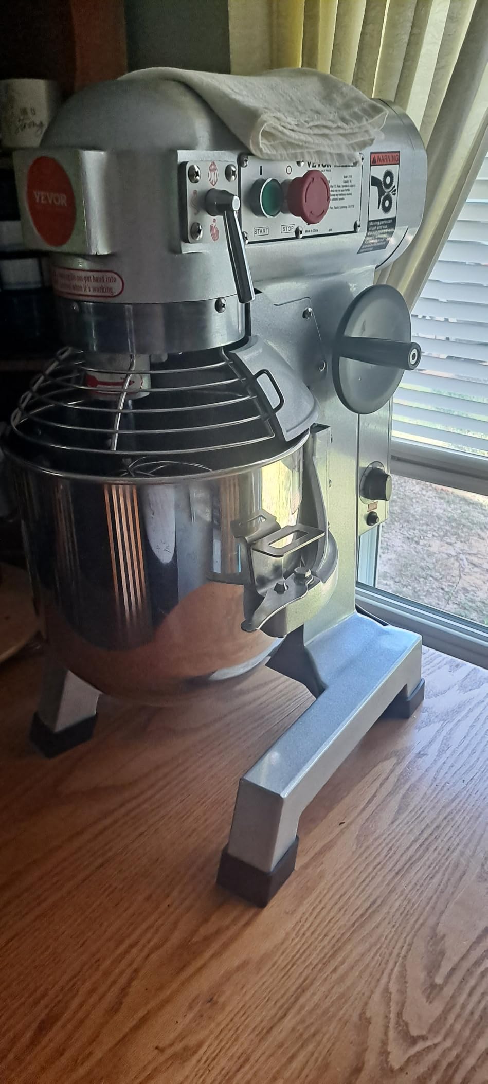 VEVOR Commercial Food Mixer, 20Qt Commercial Mixer with Timing Function, 750W Stainless Steel Bowl Heavy Duty Electric Food Mixer Commercial with 3 Speeds Adjustable 108/199/382 RPM, Dough Hook Whisk customer photo 1