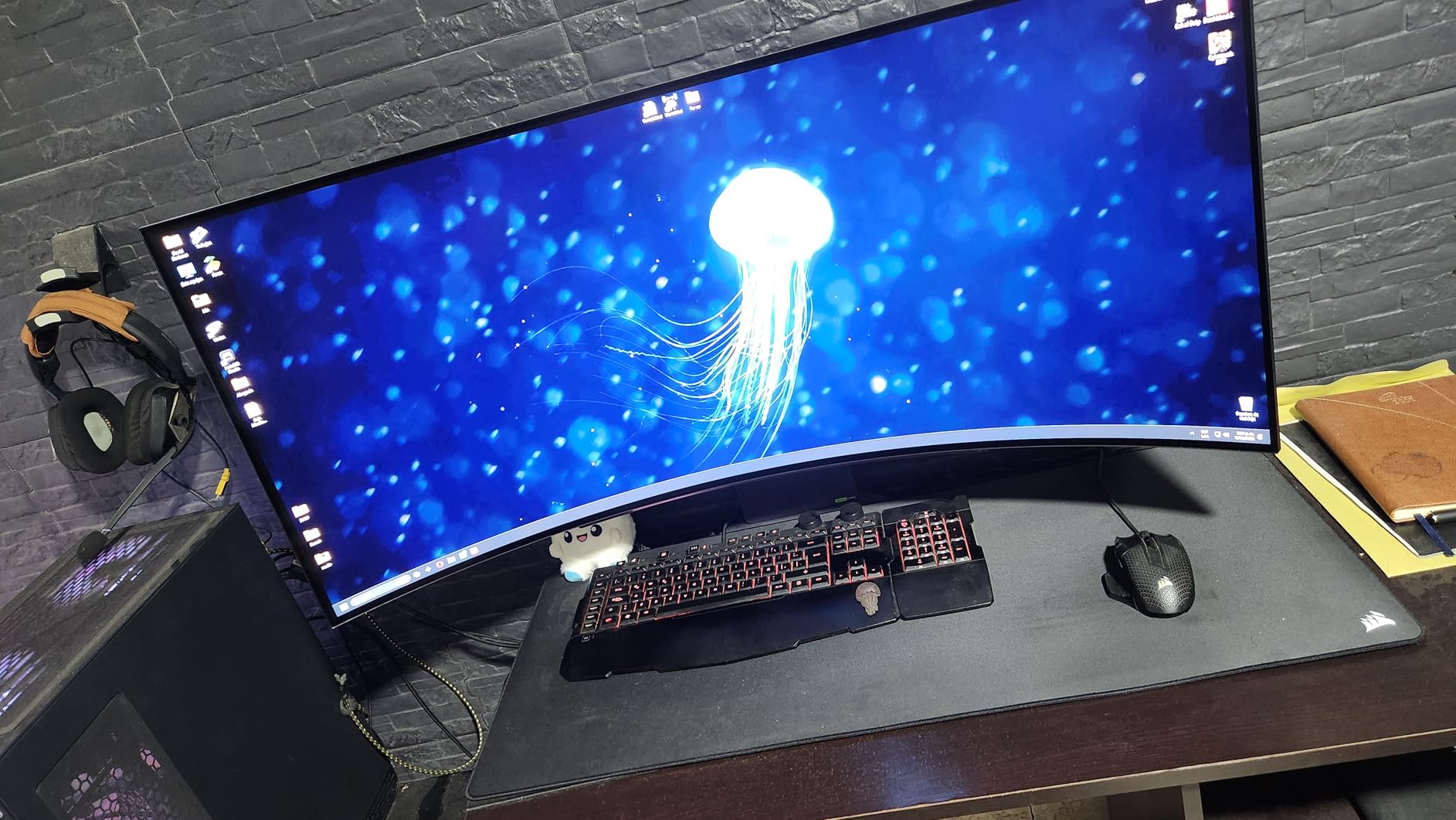 LG 45GX900A-B 45-Inch Ultragear WQHD (3440 x 1440) OLED Curved Gaming Monitor, 240Hz, 0.03ms, NVIDIA G-Sync, VESA DisplayHDR True Black 400, HDMI 2.1, DisplayPort, USB Type-C PD 65W, Black customer photo 1