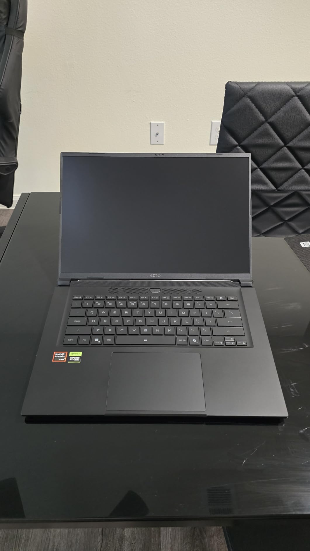 Gigabyte AERO X16 Copilot+ PC Gaming Laptop, 165Hz 2560x1600 WQXGA, NVIDIA GeForce RTX 5070, AMD Ryzen AI 9 HX 370, 1TB SSD, 32GB DDR5 RAM, Windows 11 Home, Space Gray customer photo 1