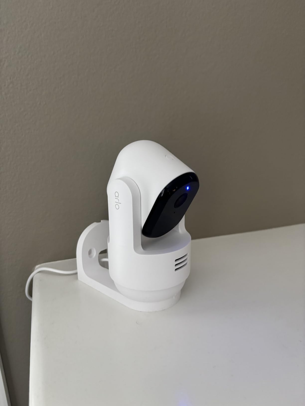 Arlo Essential Indoor Pan Tilt Security Camera 2K (2025 Release) - Wired Plug-in Power, Person Recognition, Animal Detection, Animated Preview, 1-Month Secure Plan, Auto Motion Tracking, 2 Cam, White customer photo 2