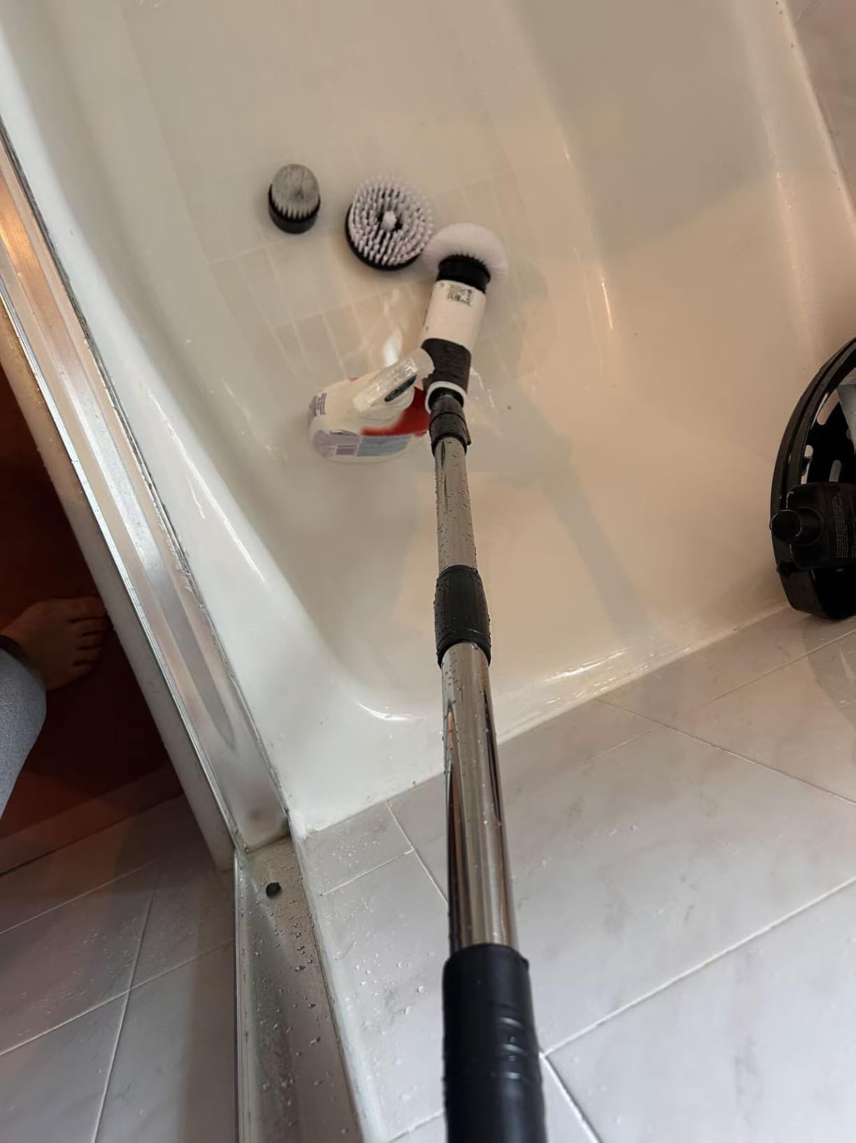 YKYI Electric Spin Scrubber, Cordless Power Scrubber Cleaning Tool with 8 Replaceable Heads and Extension Handle for Bathroom, Tub, Tile, Floor, Grout and Car (White) customer photo 1