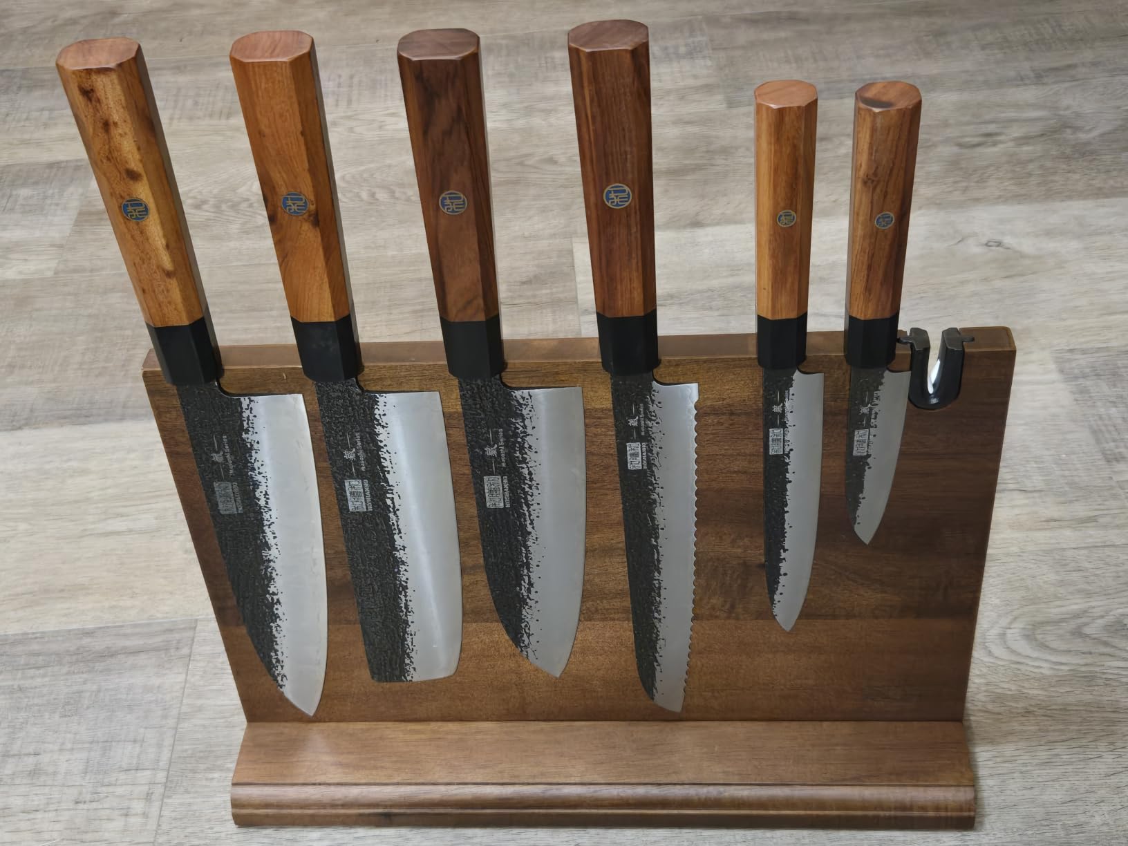 HOSHANHO 7 Pcs Knife Set with Magnetic Knife Block, Ultra Sharp Knife Set | Hand Forged 9 Layers 10CR15MOV High Carbon Steel Kitchen Knife Set, Japanese Chef Knife Set with Ergonomic Rosewood Handle customer photo 2