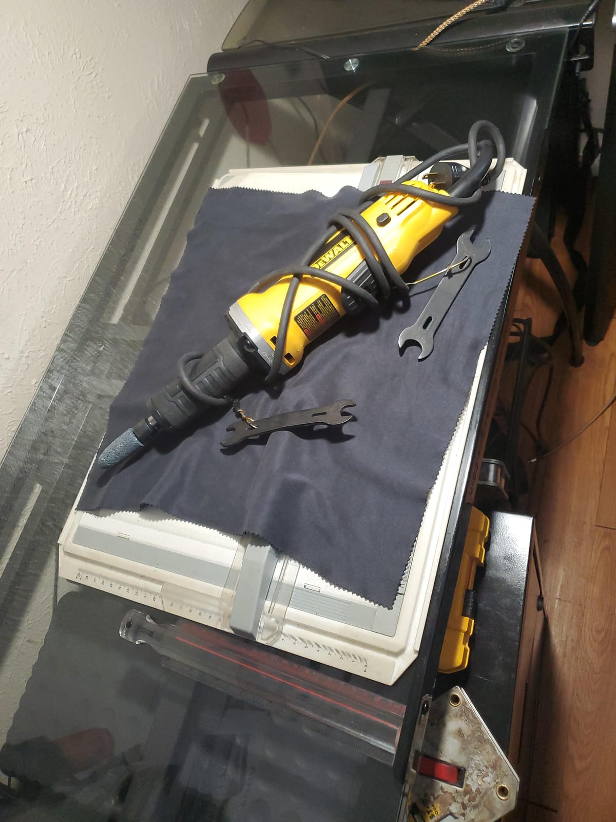 DEWALT Die Grinder, Corded, 1-1/2-Inch, 4.2-Amp, 25,000 RPM, AC/DC Capacity (DWE4887) customer photo 2