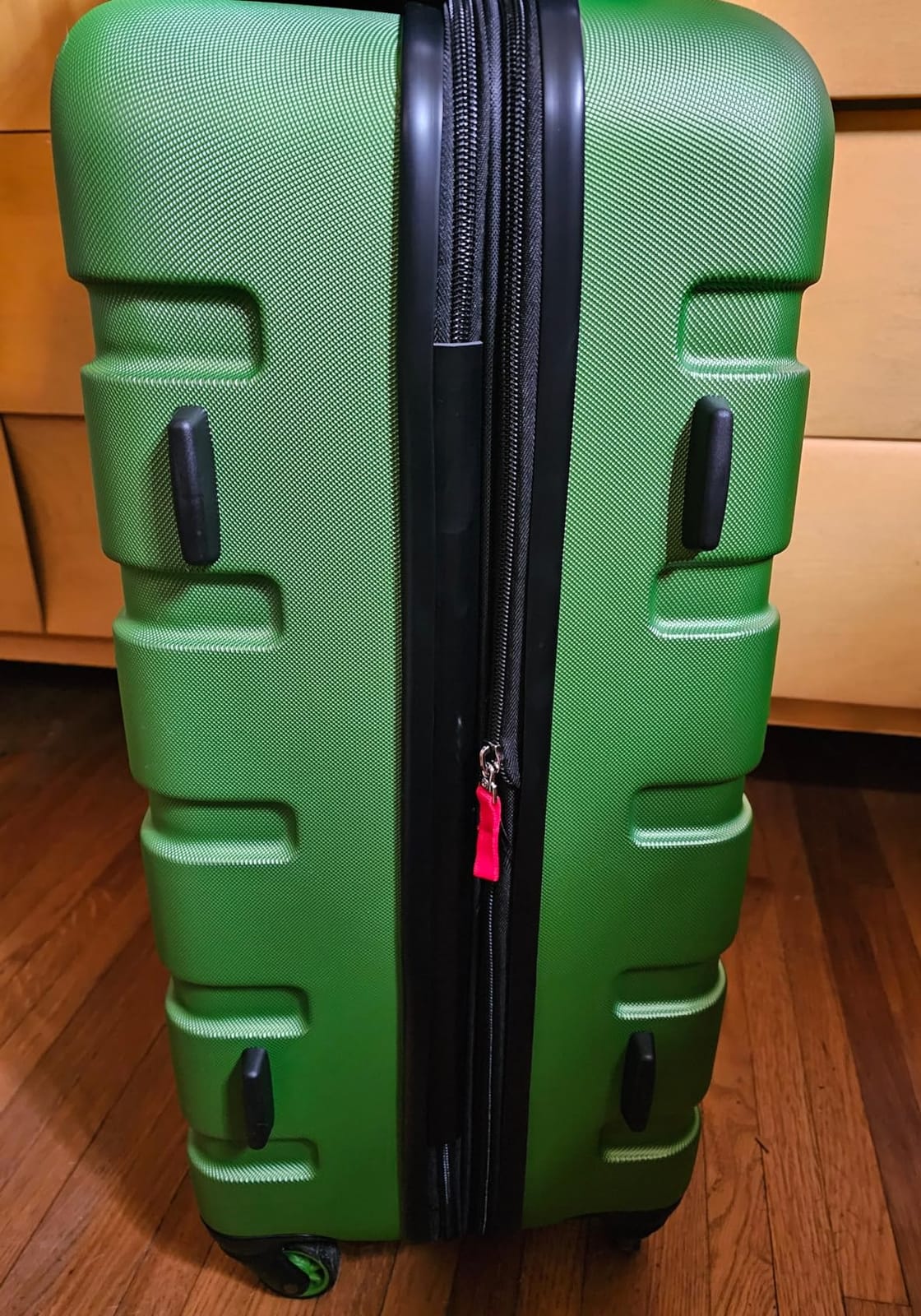 SwissGear 7366 Hardside Expandable Luggage with Spinner Wheels, Black, Carry-On 19-Inch customer photo 1
