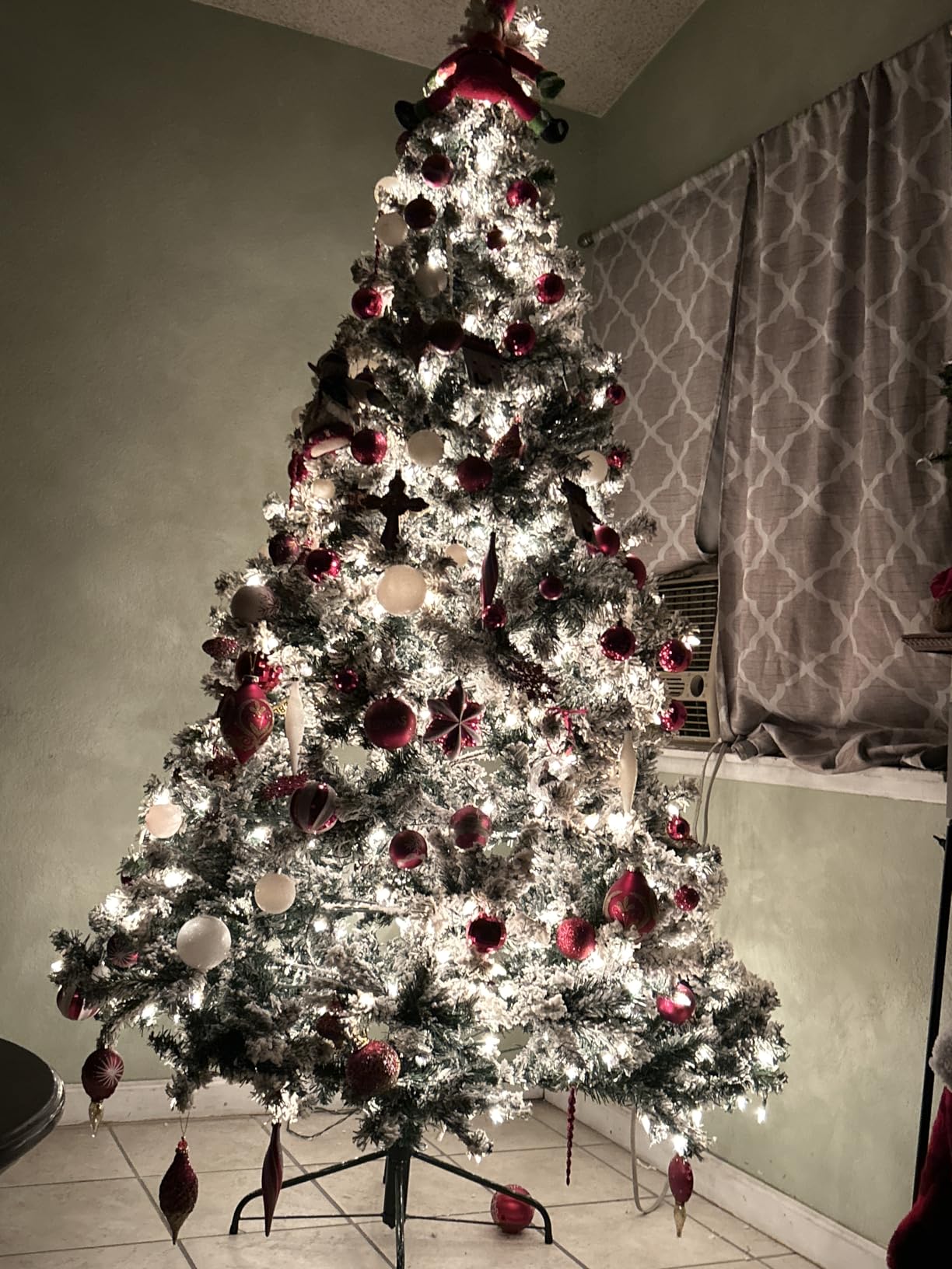 Best Choice Products 6ft Pre-Lit Artificial Christmas Tree Twinkling LEDs, Snow Flocked Design Pine Tree, Full Appearance Lighted Snowy w/Easy Assembly, 250 Lights, 928 Tips Metal Stand customer photo 1