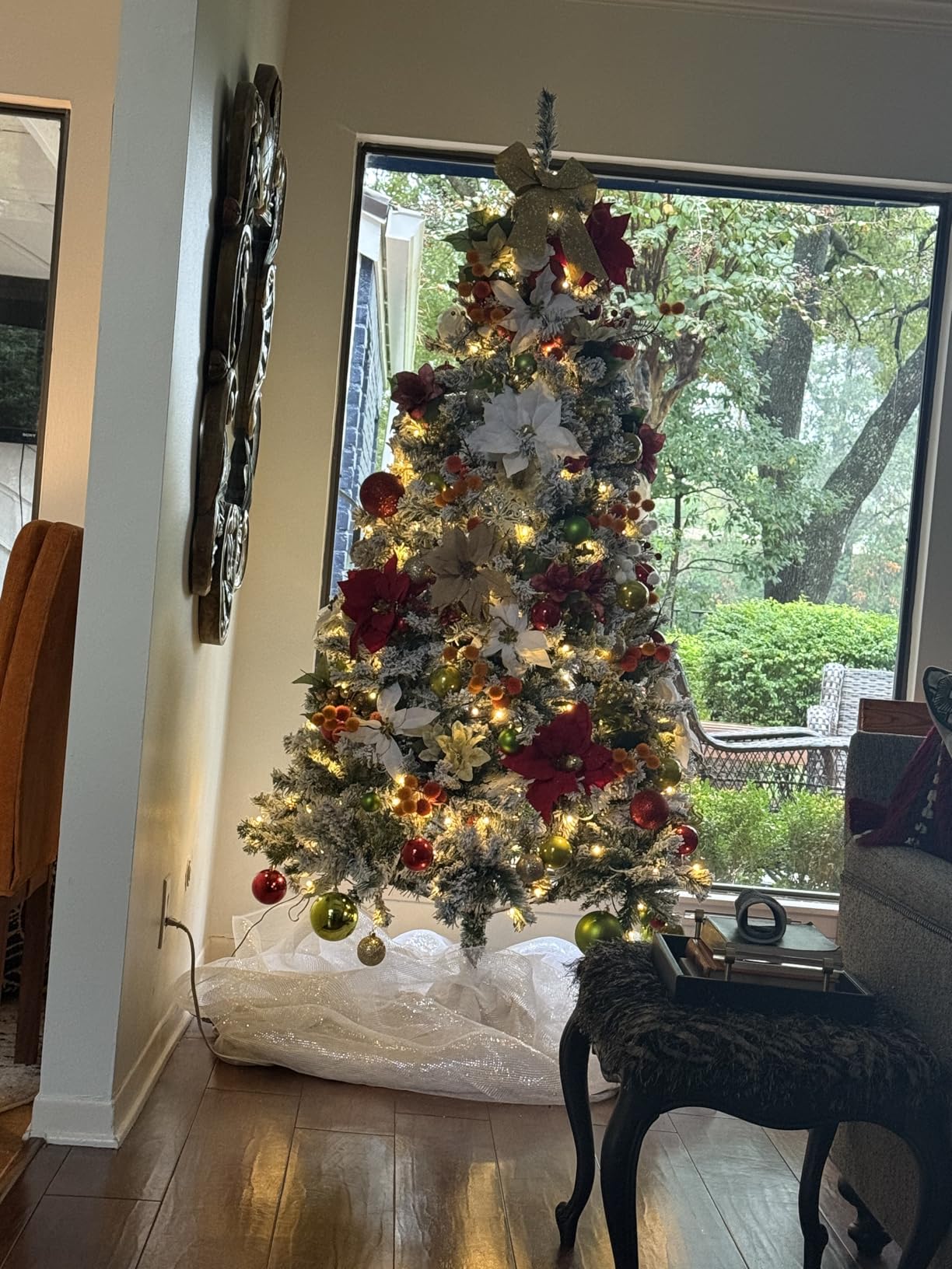 Best Choice Products 6ft Pre-Lit Artificial Christmas Tree Twinkling LEDs, Snow Flocked Design Pine Tree, Full Appearance Lighted Snowy w/Easy Assembly, 250 Lights, 928 Tips Metal Stand customer photo 2