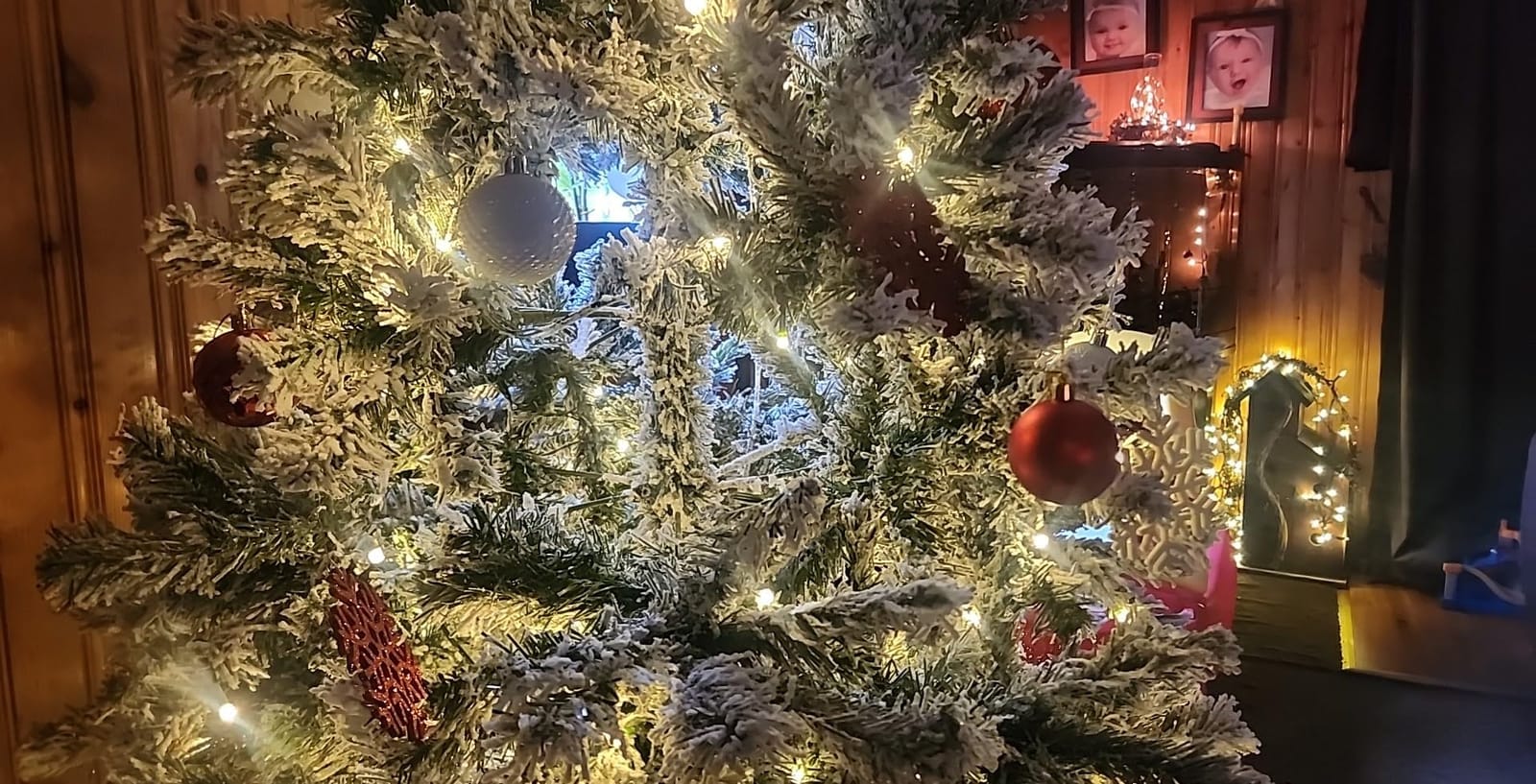 Best Choice Products 7.5ft Pre-Lit Artificial Christmas Tree Twinkling LEDs, Snow Flocked Design Pine Tree, Full Appearance Lighted Snowy w/Easy Assembly, 550 Lights, 1,346 Tips Metal Stand customer photo 1