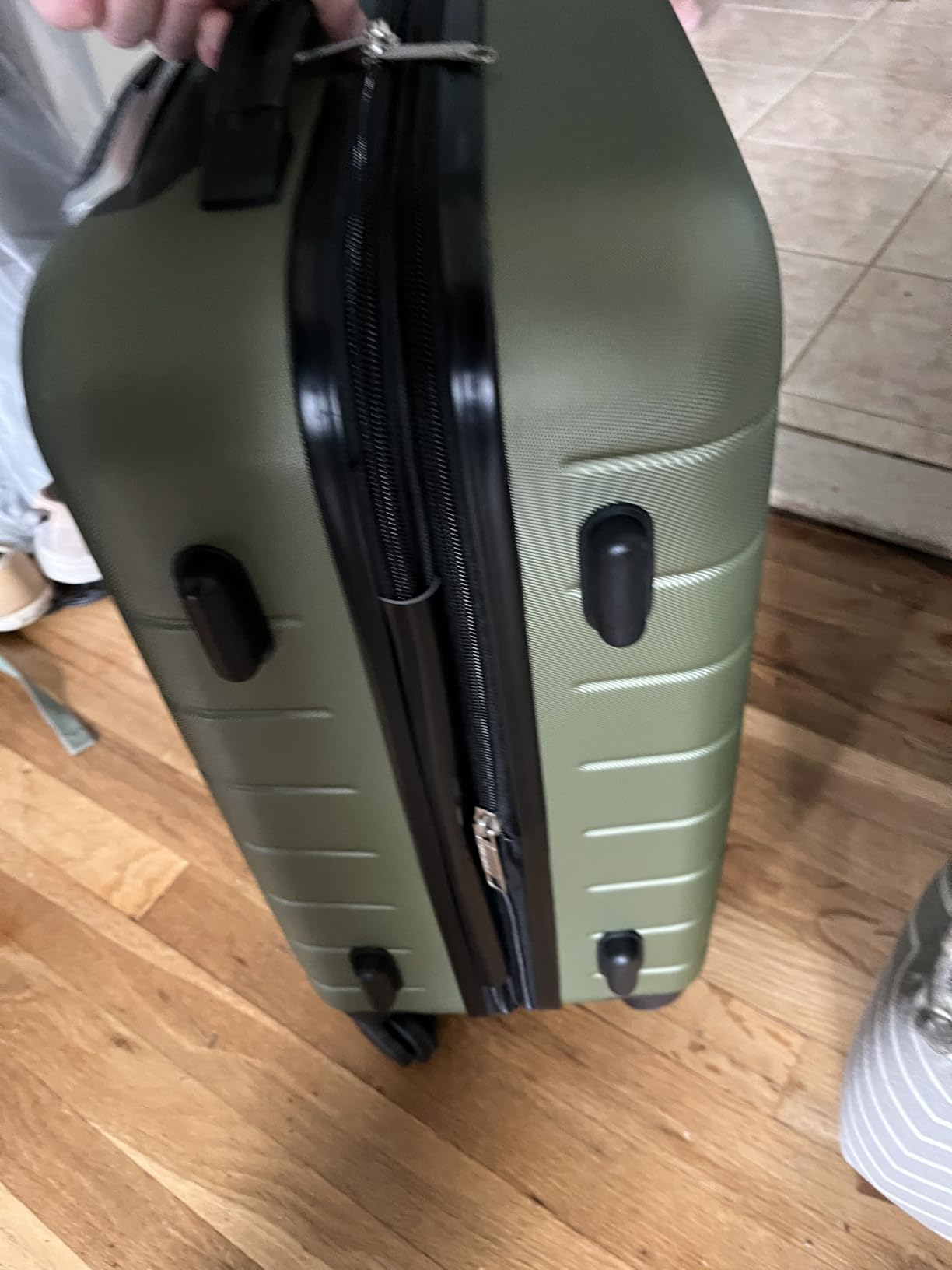 Wrangler Smart Spinner Hardside Luggage, 22-Inch Carry-On, Black customer photo 1