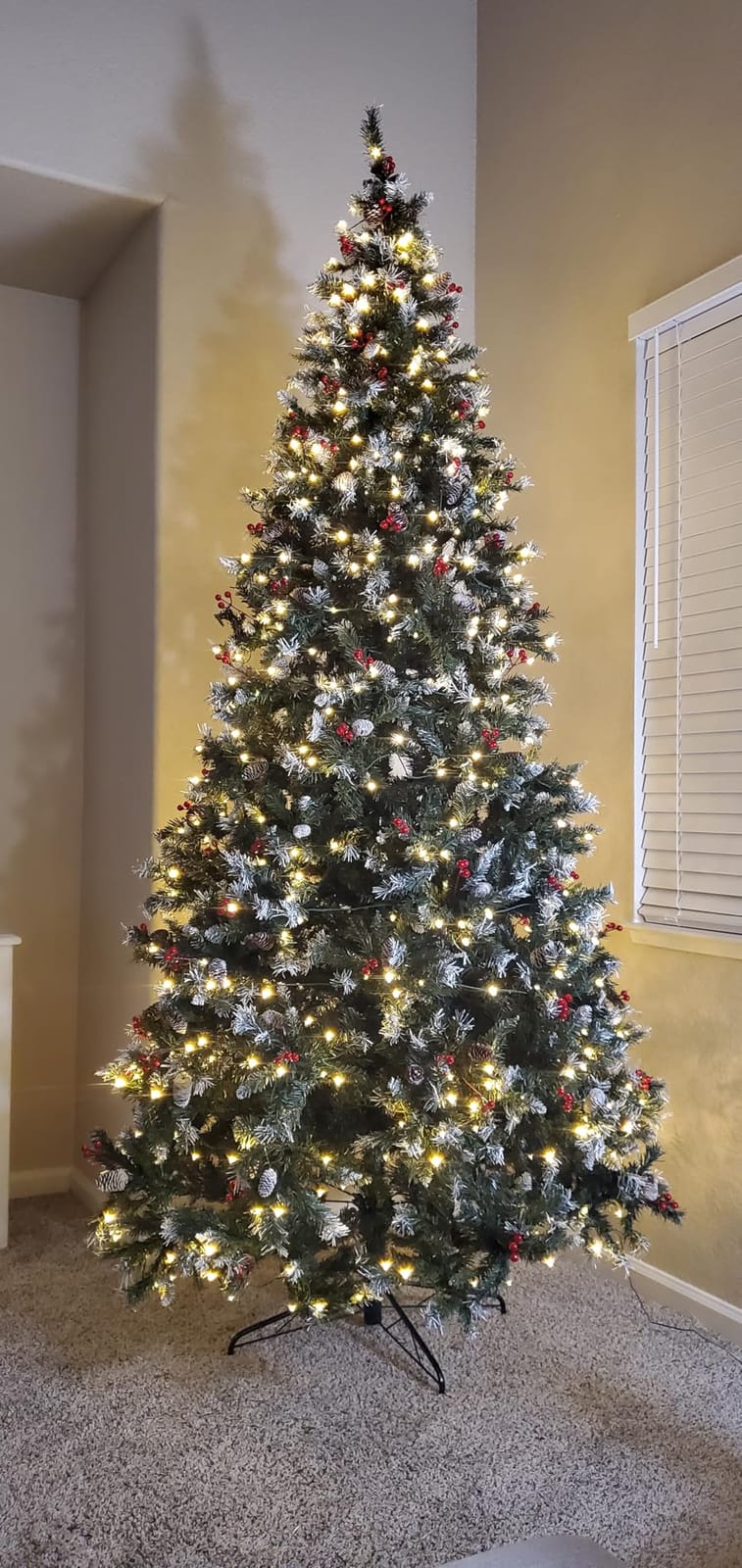 Goplus 4.5ft Prelit Pencil Christmas Tree, Premium Hinged Fir Tree, with Warm White LED Lights and Solid Metal Stand, Easy Assemble, Ideal Artificial Xmas Tree for Home and Office customer photo 2