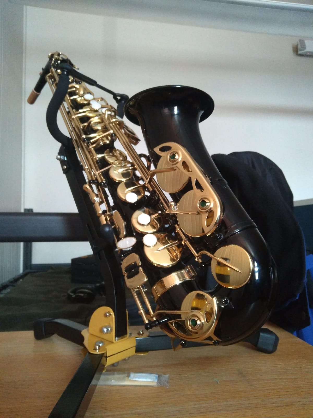 Glarry Student Alto Eb E-flat SAX Saxophone Gold Lacquer SAX Beginners Kit with Case, Reeds，Mouth Piece, Soft Cleaning Cloth and Rod，Gloves (Black) customer photo 1
