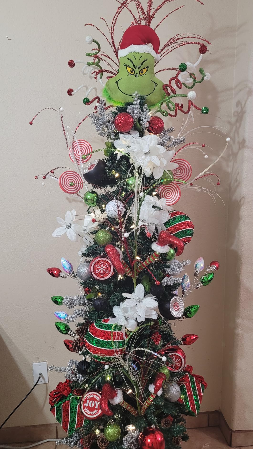 Giantex, Green Artificial Pencil Christmas, Premium Hinged Pine Tree with Solid Metal Legs, Perfect for Home, Shops and Holiday Decoration, (5FT) (Artificial Pencil Christmas Tree) customer photo 2