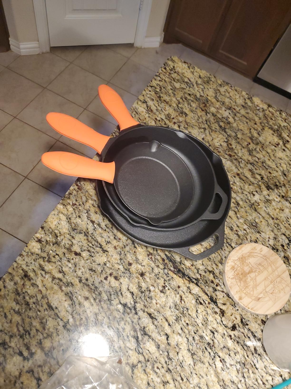 NutriChef 3pc Cast Iron Skillets - Pre-Seasoned Cast Iron Cookware with Drip Spout, Silicone Handles, For All Cooktops customer photo 2