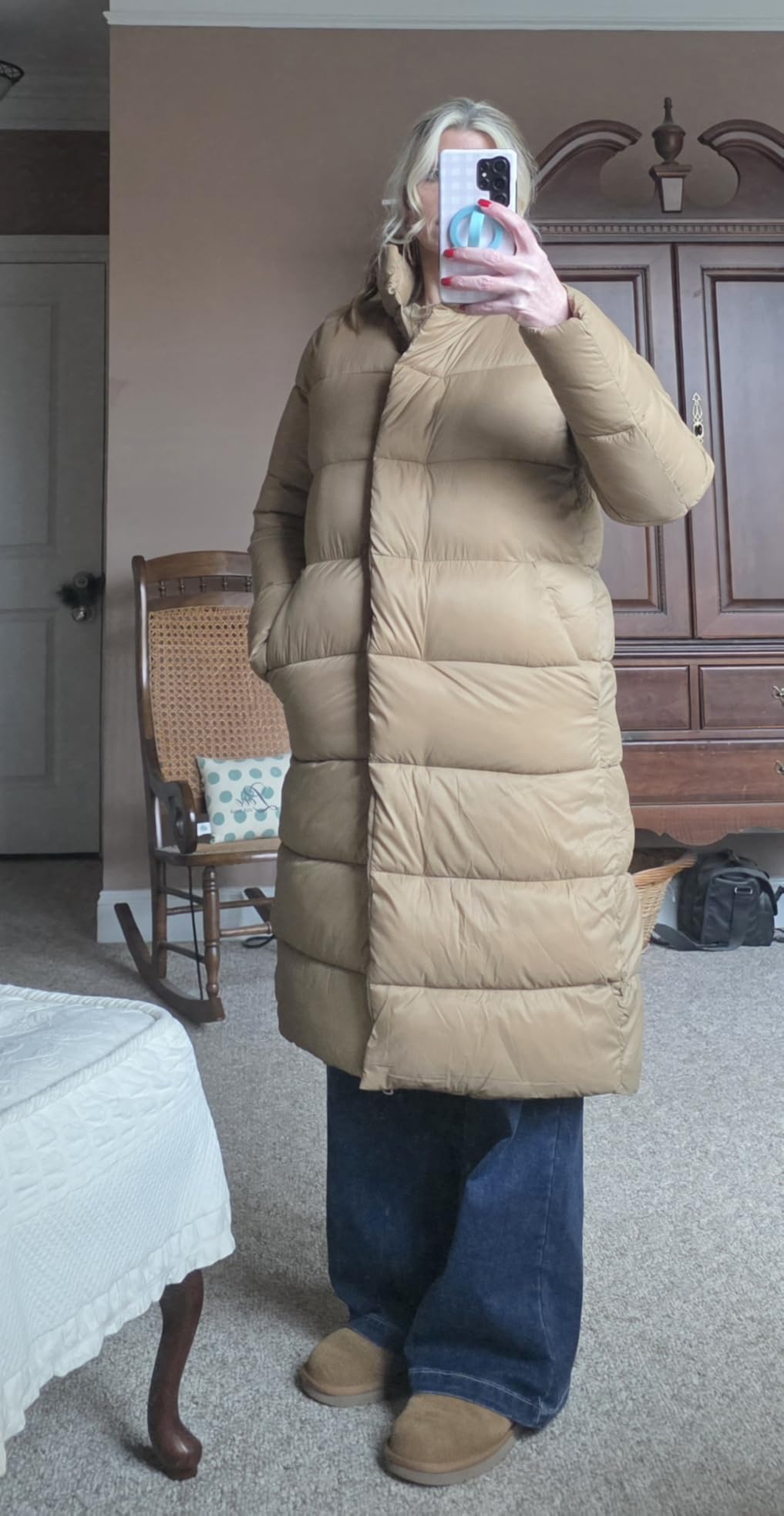 Amazon Essentials Women's Lightweight Full-Zip Water-Resistant Long Cocoon Puffer Winter Coat, Stand Collar, Insulated customer photo 2