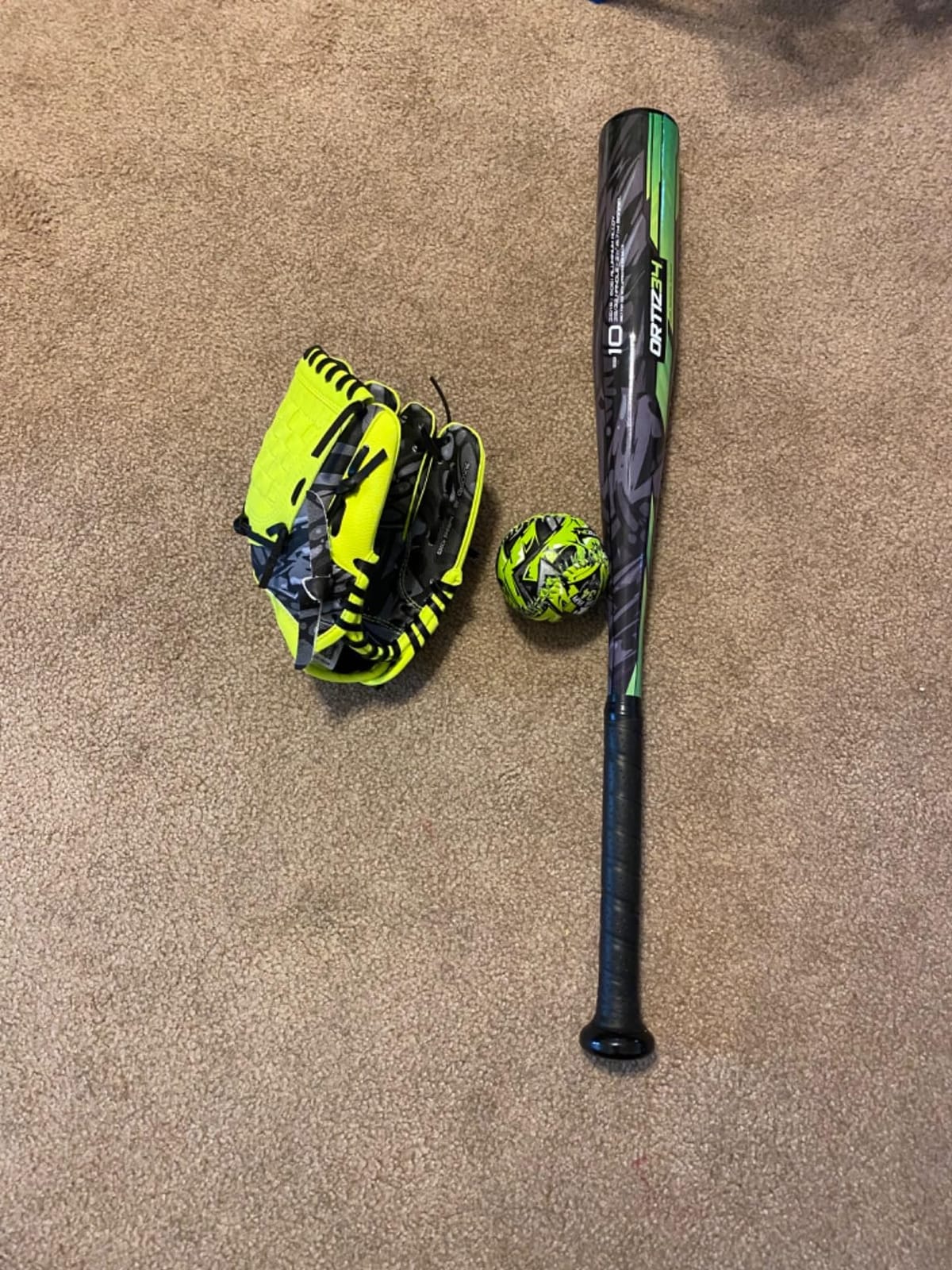 Ortiz34 Youth T-Ball Set, 25” Signature Aluminum T-Ball Bat with -10 Drop, Foam Core T-Ball, 9” Lightweight Youth Glove, Vibrant Graffiti Print customer photo 1