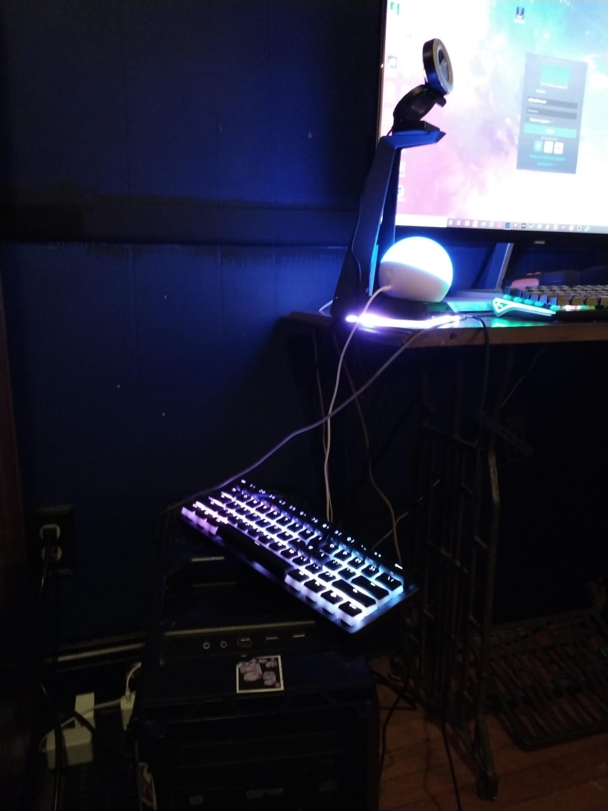 Razer Huntsman Mini 60% Gaming Keyboard: Clicky Optical Switches - Aluminum Top Frame - Chroma RGB Lighting - PBT Keycaps - Onboard Memory - Snap Tap - Black customer photo 2