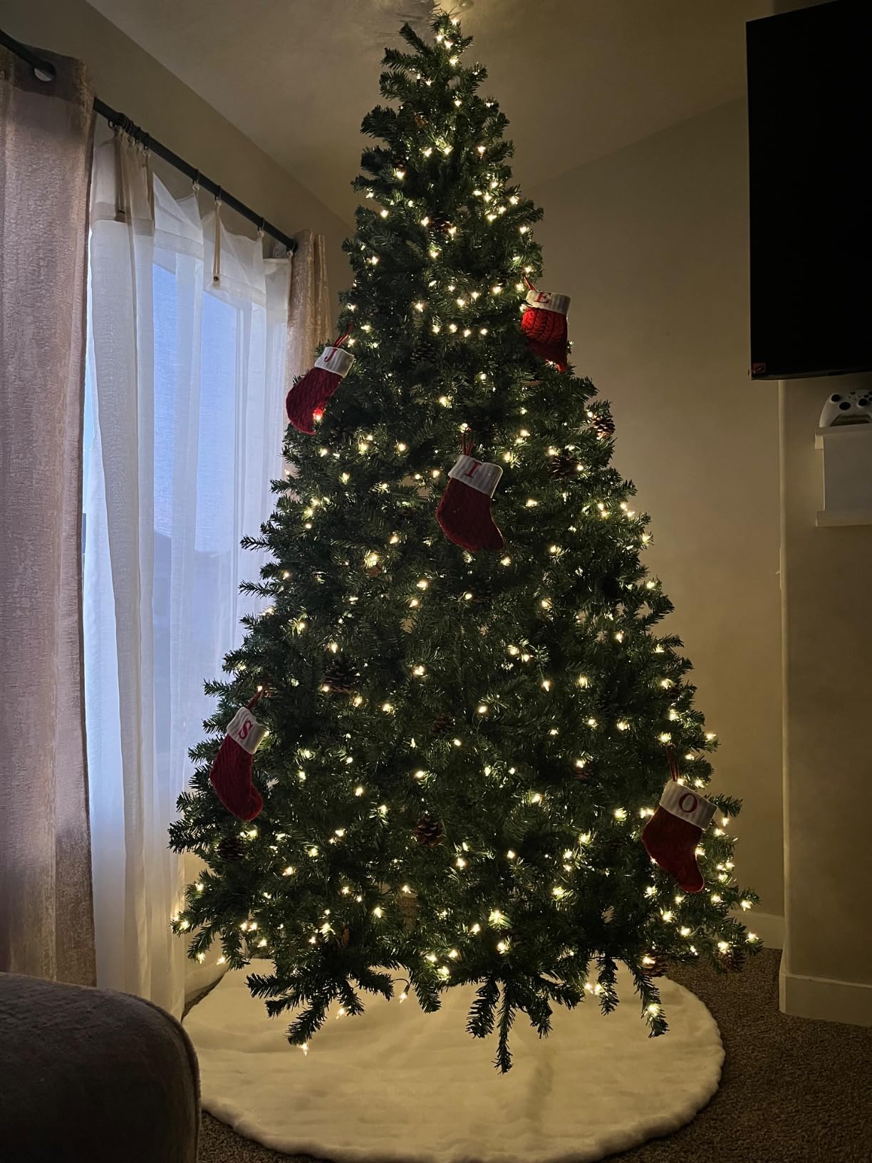 Yaheetech 9ft Pre-lit Christmas Tree with 850 Warm White Lights, Green customer photo 1