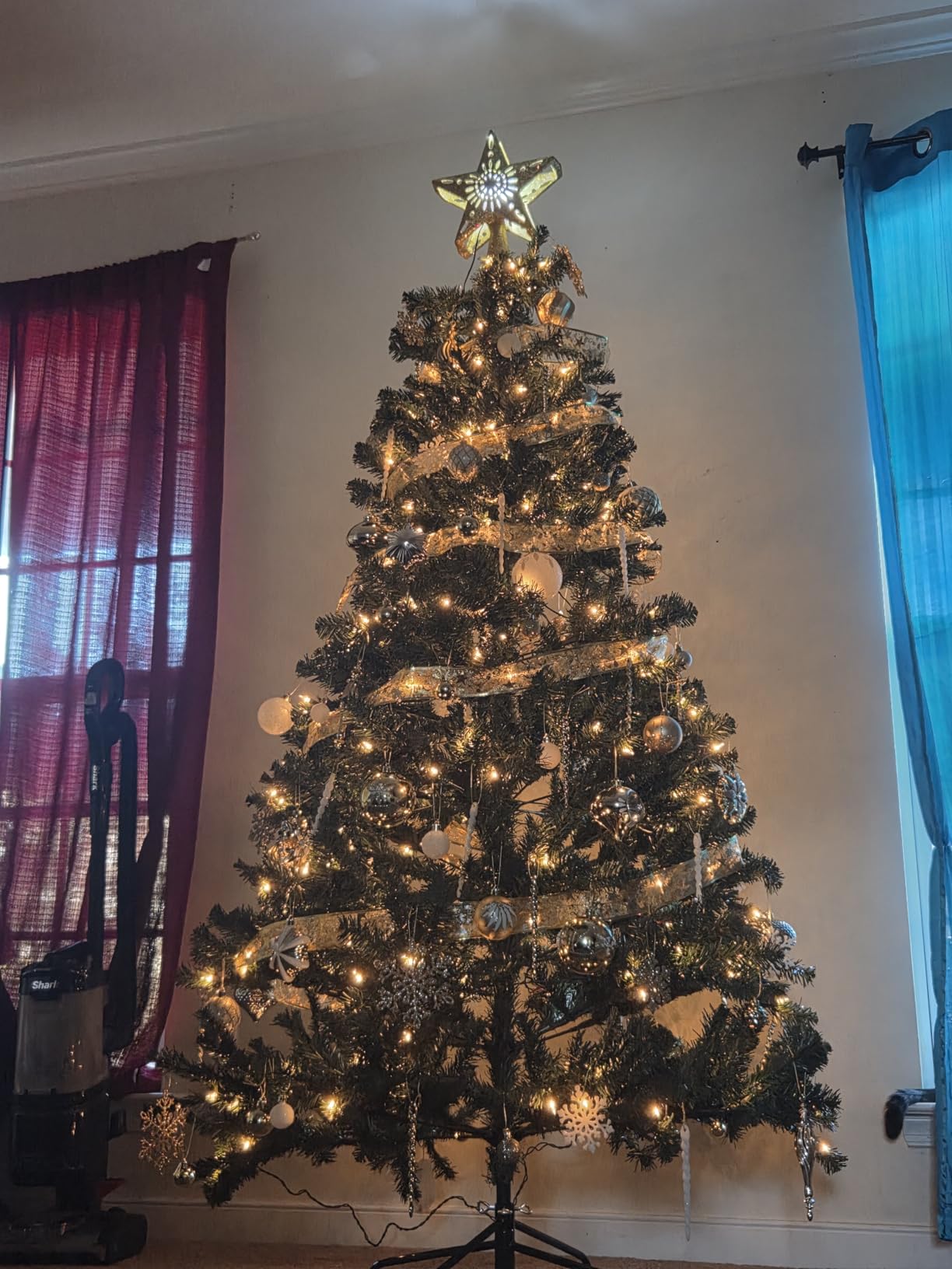Yaheetech 9ft Pre-lit Christmas Tree with 850 Warm White Lights, Green customer photo 2