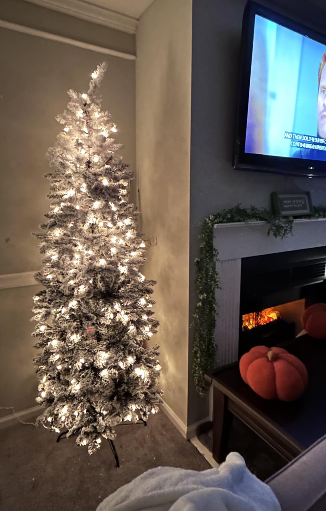 Yaheetech 7.5ft Pre-lit Pencil Artificial Christmas Tree, Green customer photo 1