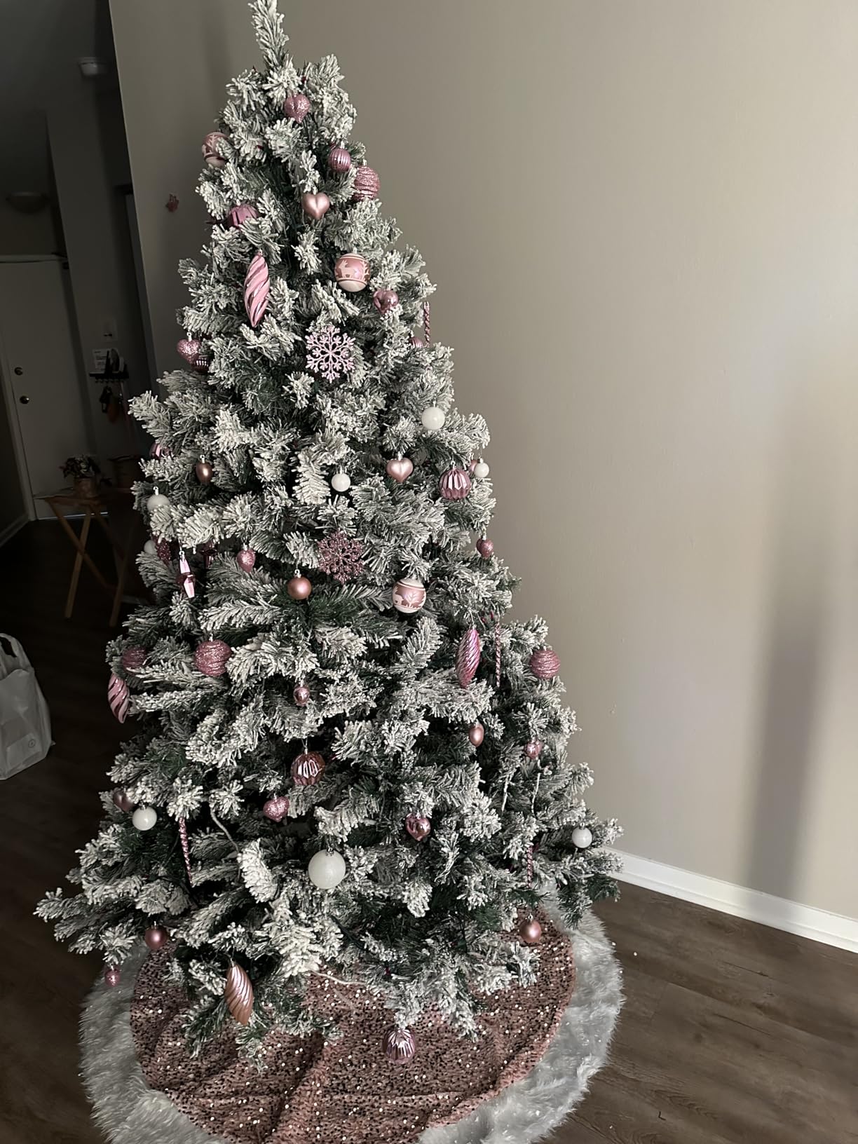 Yaheetech 7.5ft Pre-Lit Snow Flocked Artificial Christmas Tree, 550 Lights customer photo 1