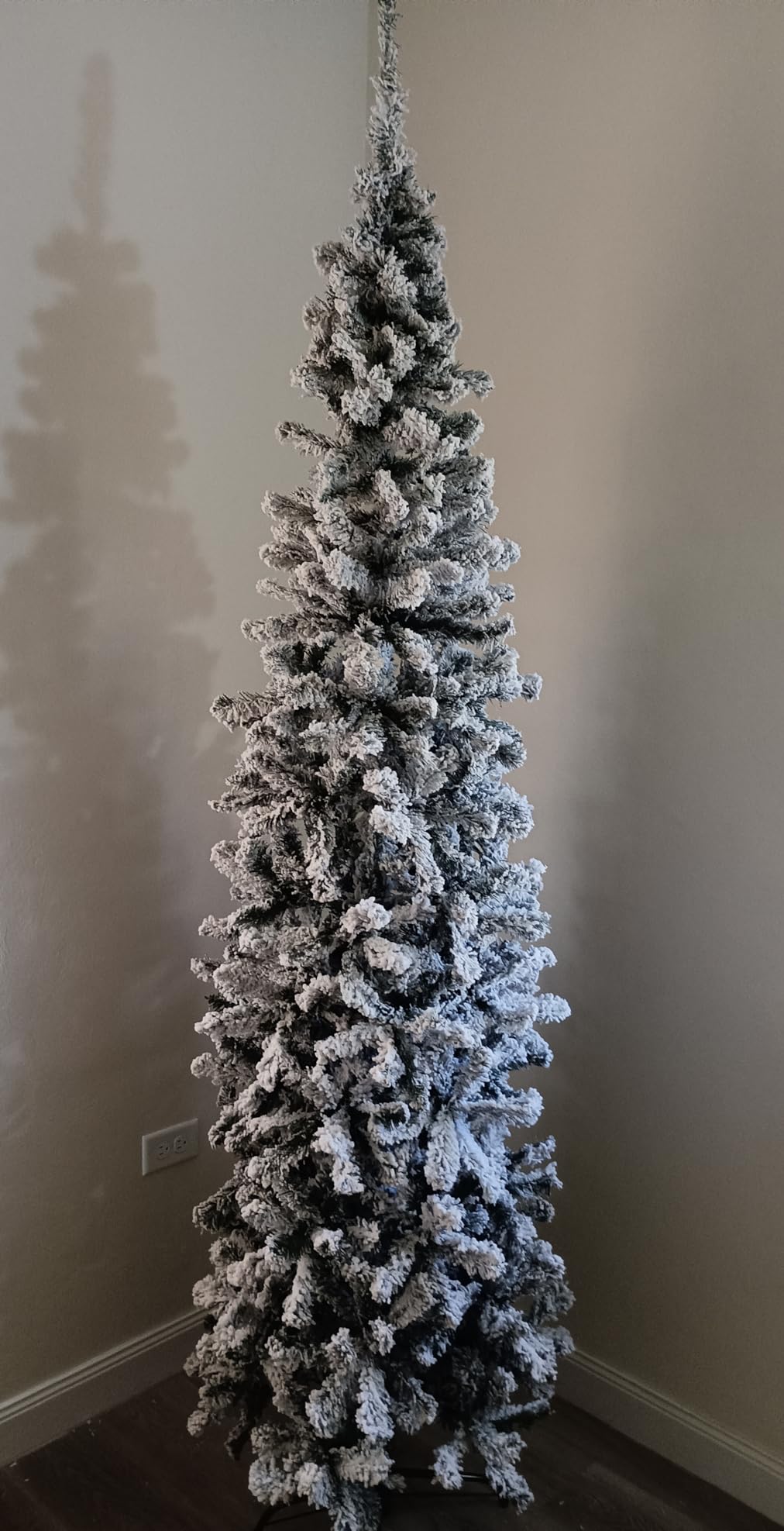 HAPPYGRILL 7.5FT Unlit Snow Flocked Pencil Christmas Tree customer photo 1