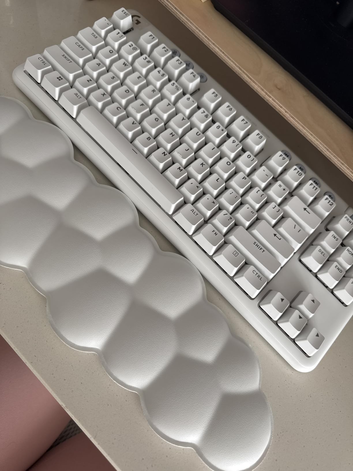Logitech G715 Wireless Mechanical Gaming Keyboard - White Mist customer photo 1