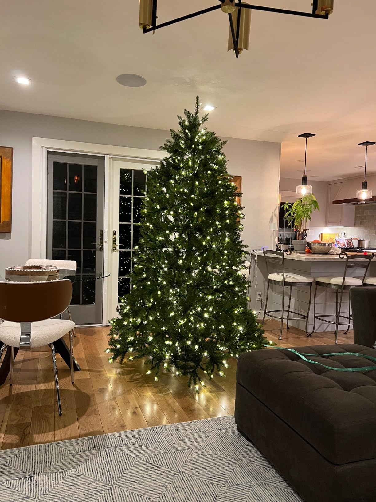 Goplus 5FT Pre-Lit Artificial Christmas Tree, Hinged Realistic Snowy Xmas Pine Tree W/ 250 Color Changing LED Lights, 11 Flash Modes, Pine Cones and Red Berries, for Home, Office, Party Decoration customer photo 2