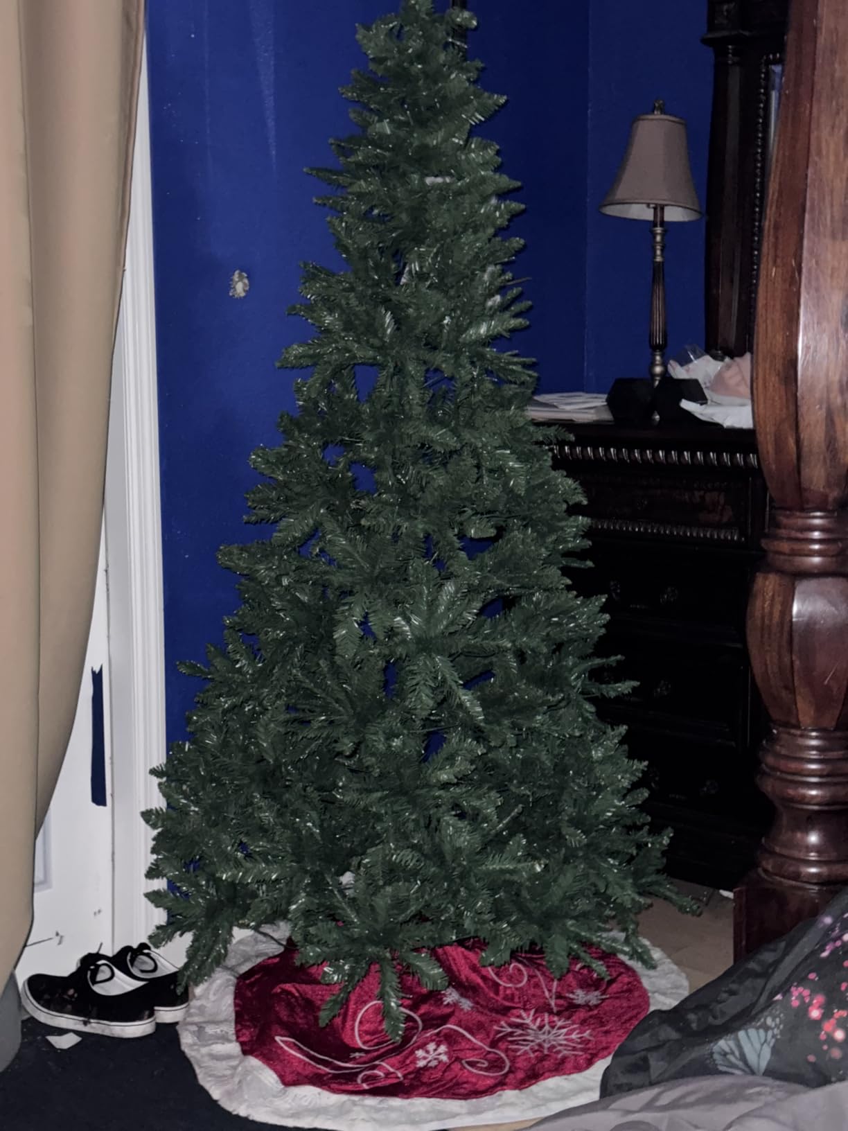 Hykolity 6ft Artificial Prelit Christmas Tree with 250 Multicolor LEDs, Flame-Retardant PVC Branches, 1,032 Tips, 10 Display Modes, Hinged Setup, Foot Pedal and Metal Stand customer photo 1