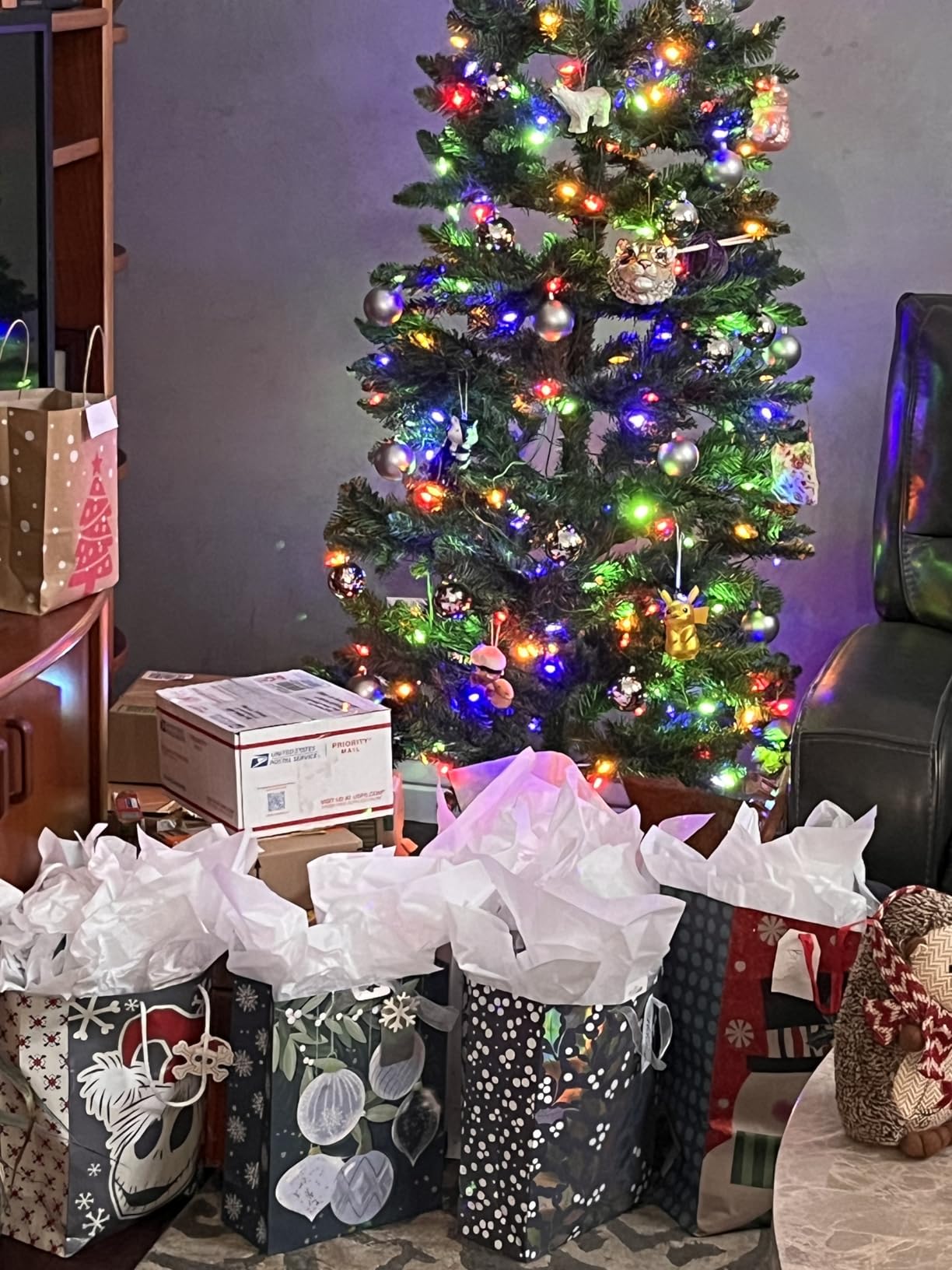 Hykolity 6ft Prelit Pencil Slim Christmas Tree with 200 Color Changing LED Lights, 544 Branch Tips, Metal Stand and Hinged Branches, 10 Color Modes customer photo 1